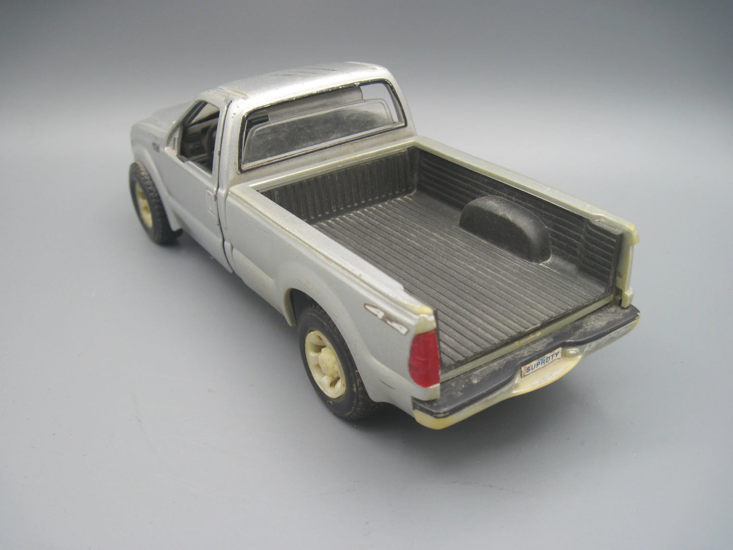 Maisto Ford F-350 Super Duty 4x4 Silver