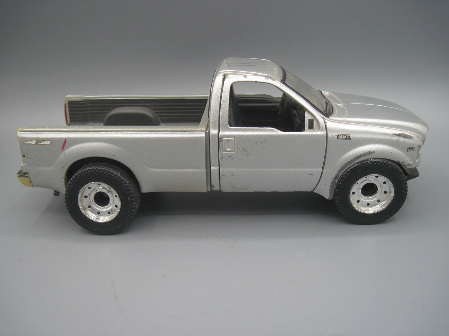 Maisto Ford F-350 Super Duty 4x4 Silver