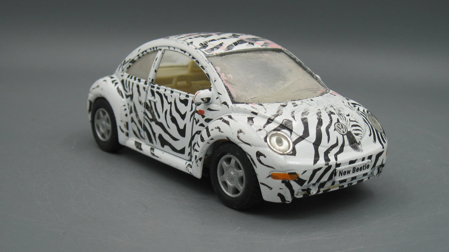 Kinsmart VolksWagen New Beetle White&Black Jungle Theme