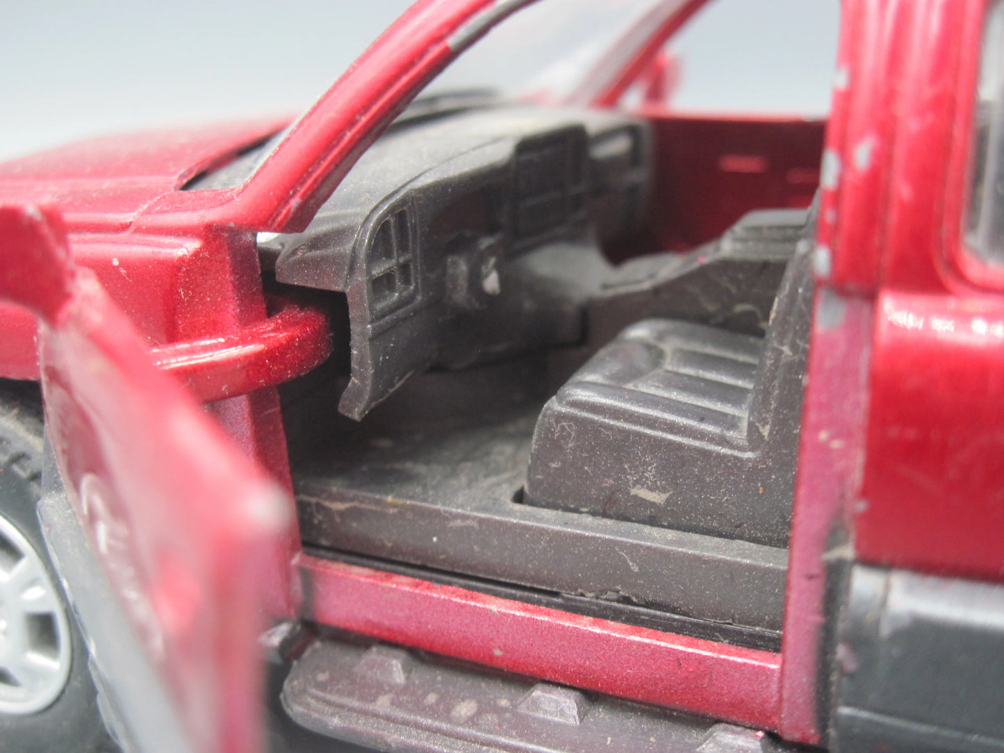 New-Ray Chevrolet Avalanche 2002 Red