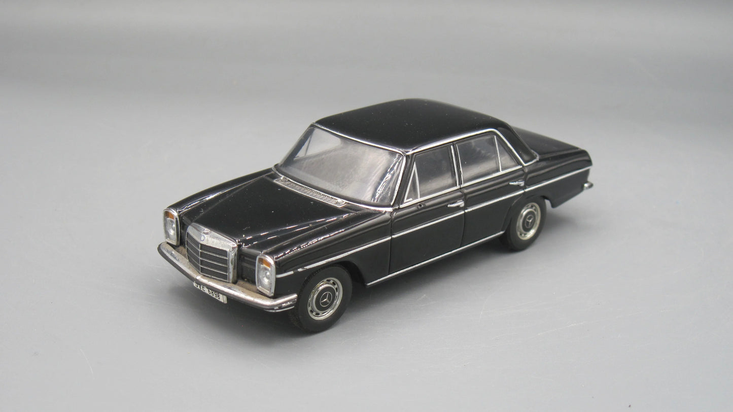 Auto-Art Mercedes-Benz 220 D Black