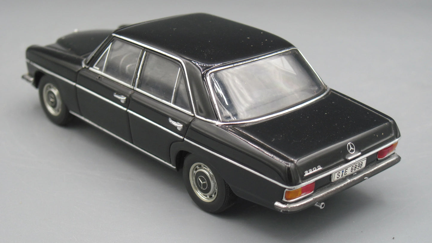 Auto-Art Mercedes-Benz 220 D Black