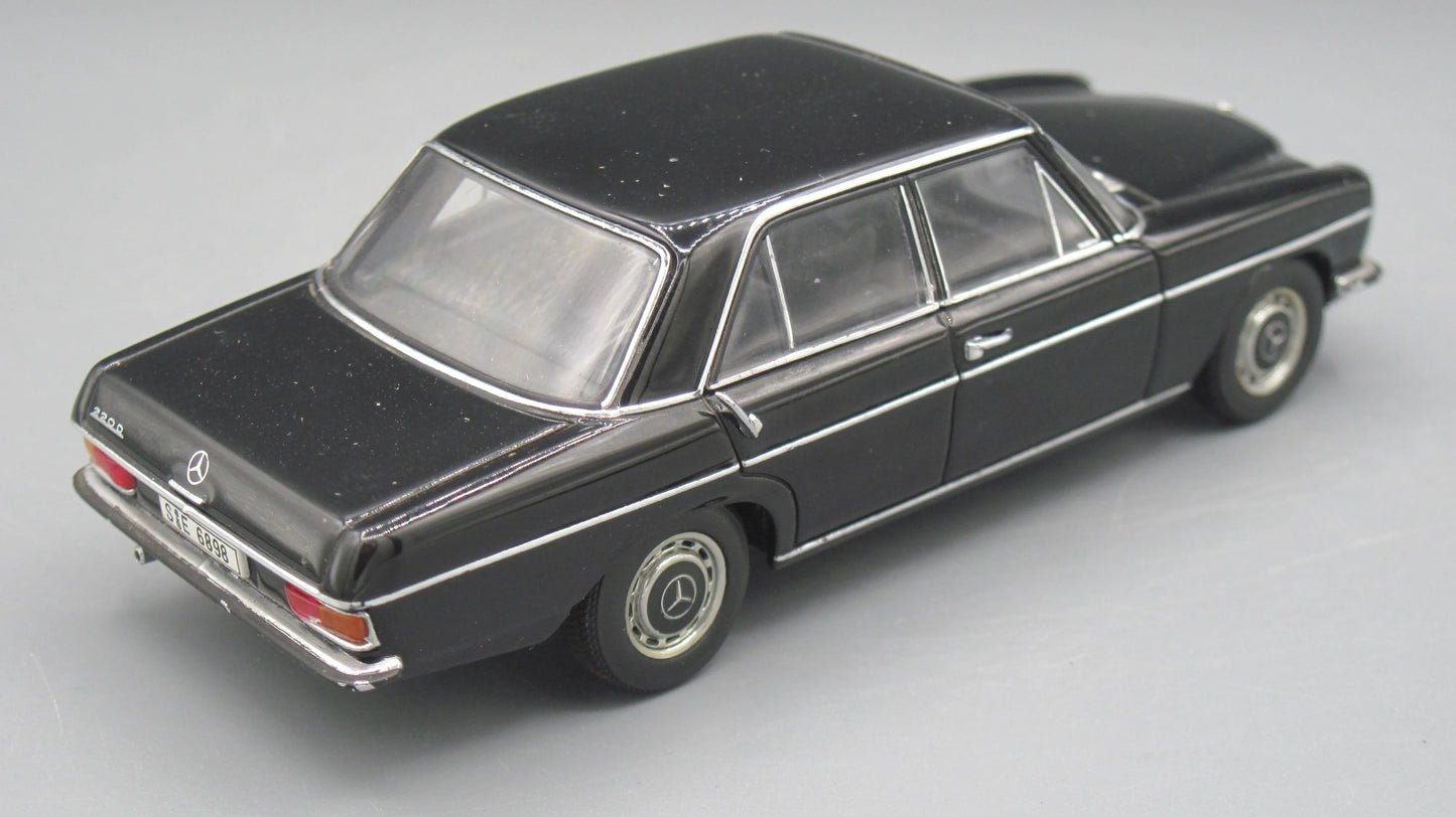 Auto-Art Mercedes-Benz 220 D Black