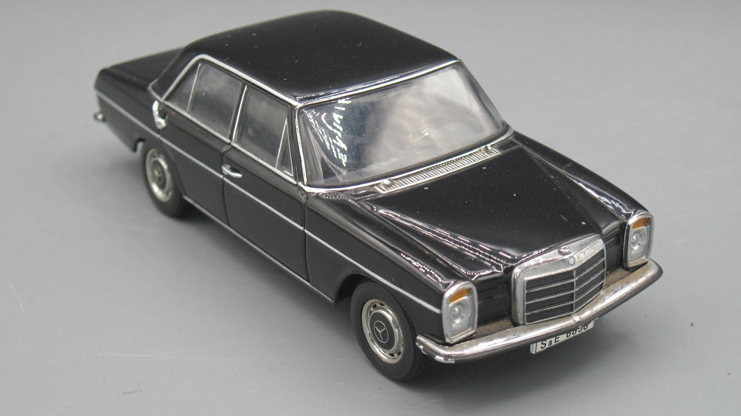 Auto-Art Mercedes-Benz 220 D Black