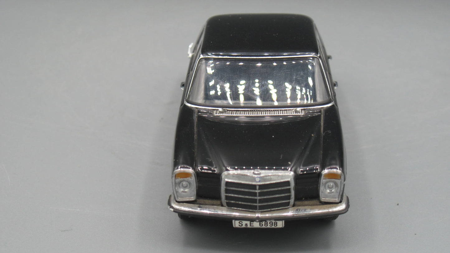 Auto-Art Mercedes-Benz 220 D Black
