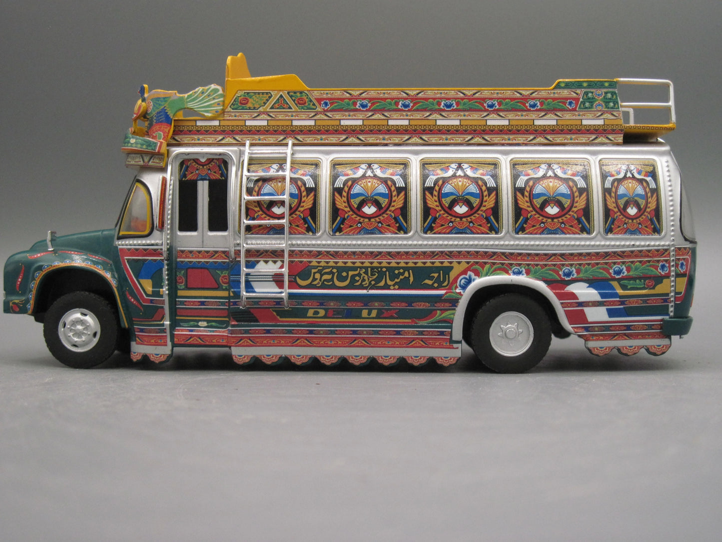 IXO Bedford Rocket TJ Pakistani Truck Art Bus 1980 Green & Yellow