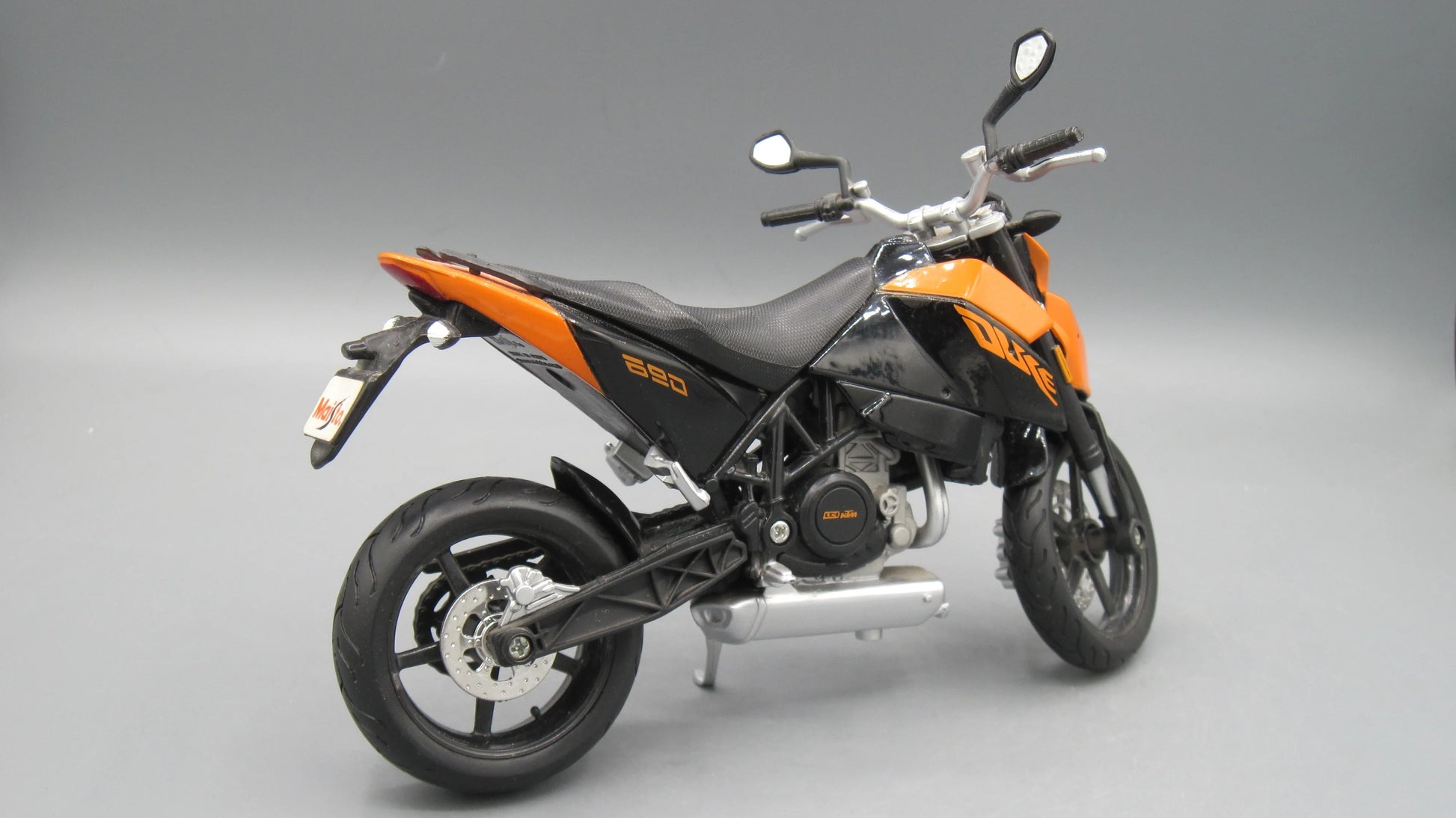 Maisto   KTM Duke 690  Orange