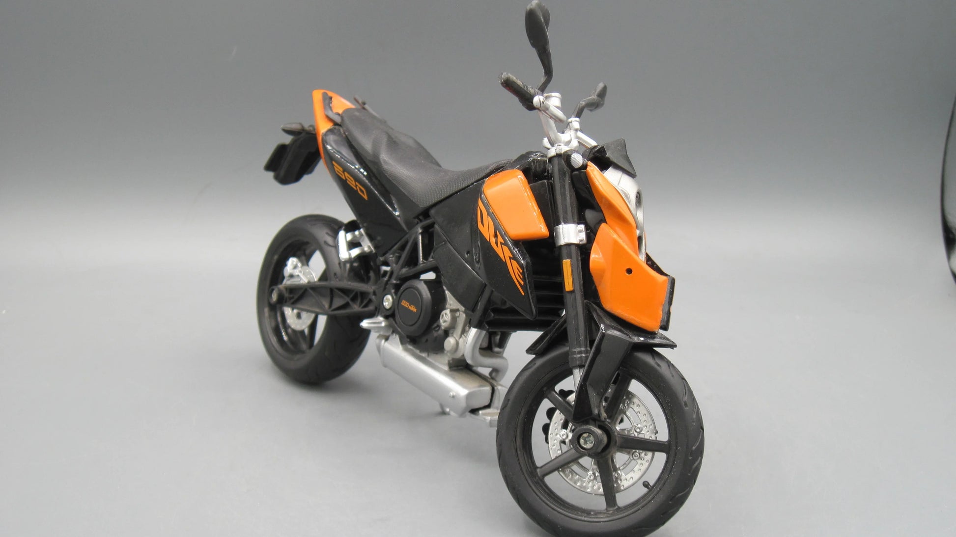 Maisto   KTM Duke 690  Orange