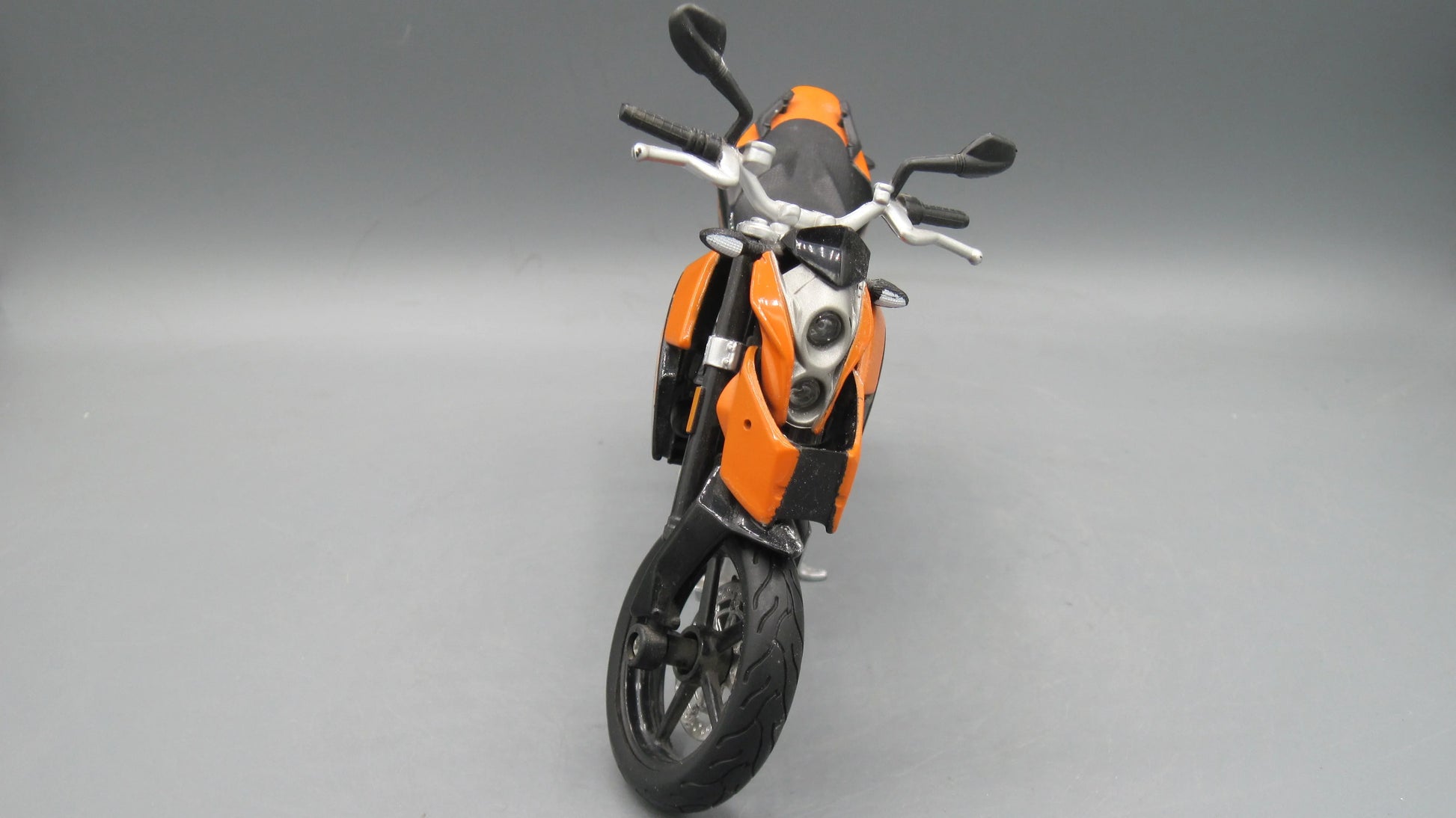 Maisto   KTM Duke 690  Orange