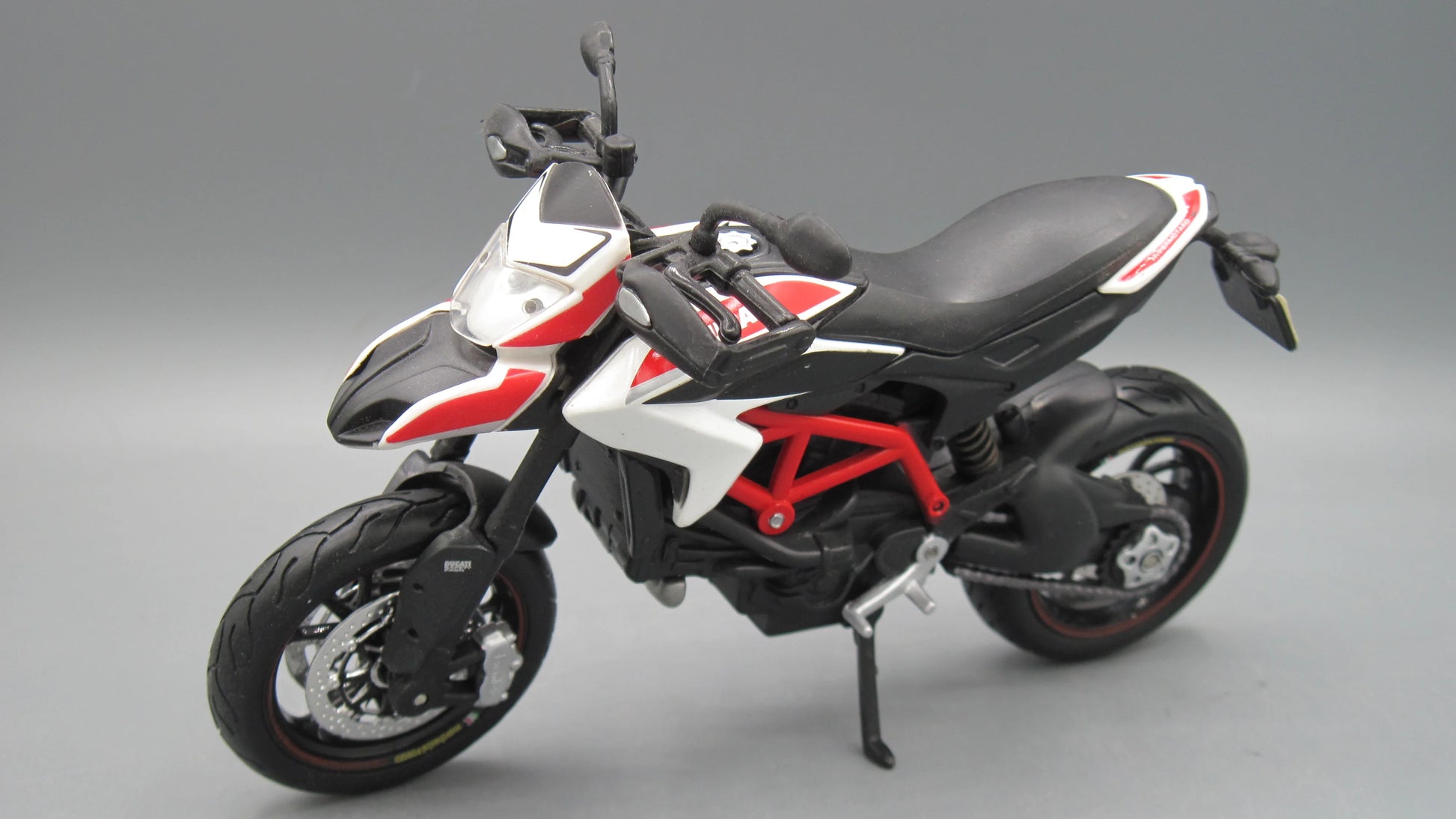 Maisto   Ducati hypermotard  White + Black