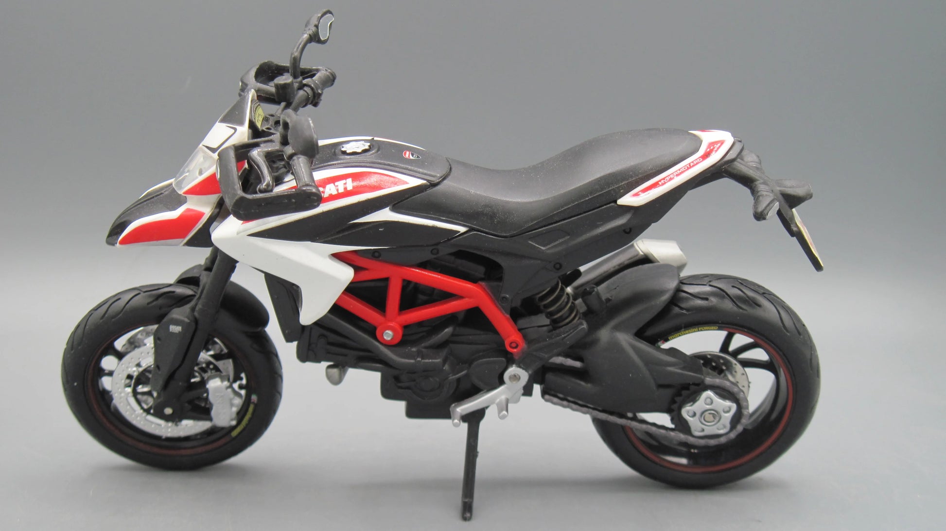 Maisto   Ducati hypermotard  White + Black