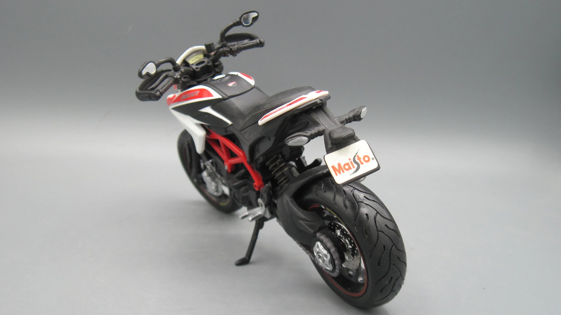 Maisto   Ducati hypermotard  White + Black