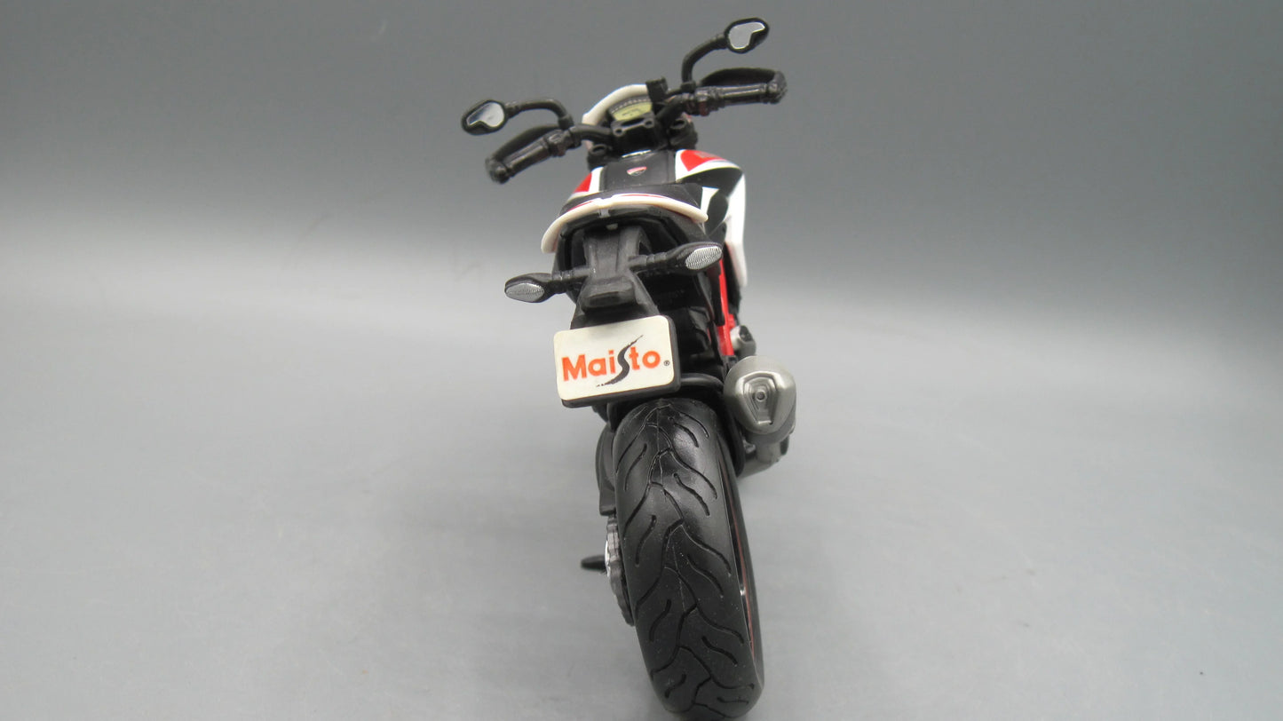 Maisto   Ducati hypermotard  White + Black