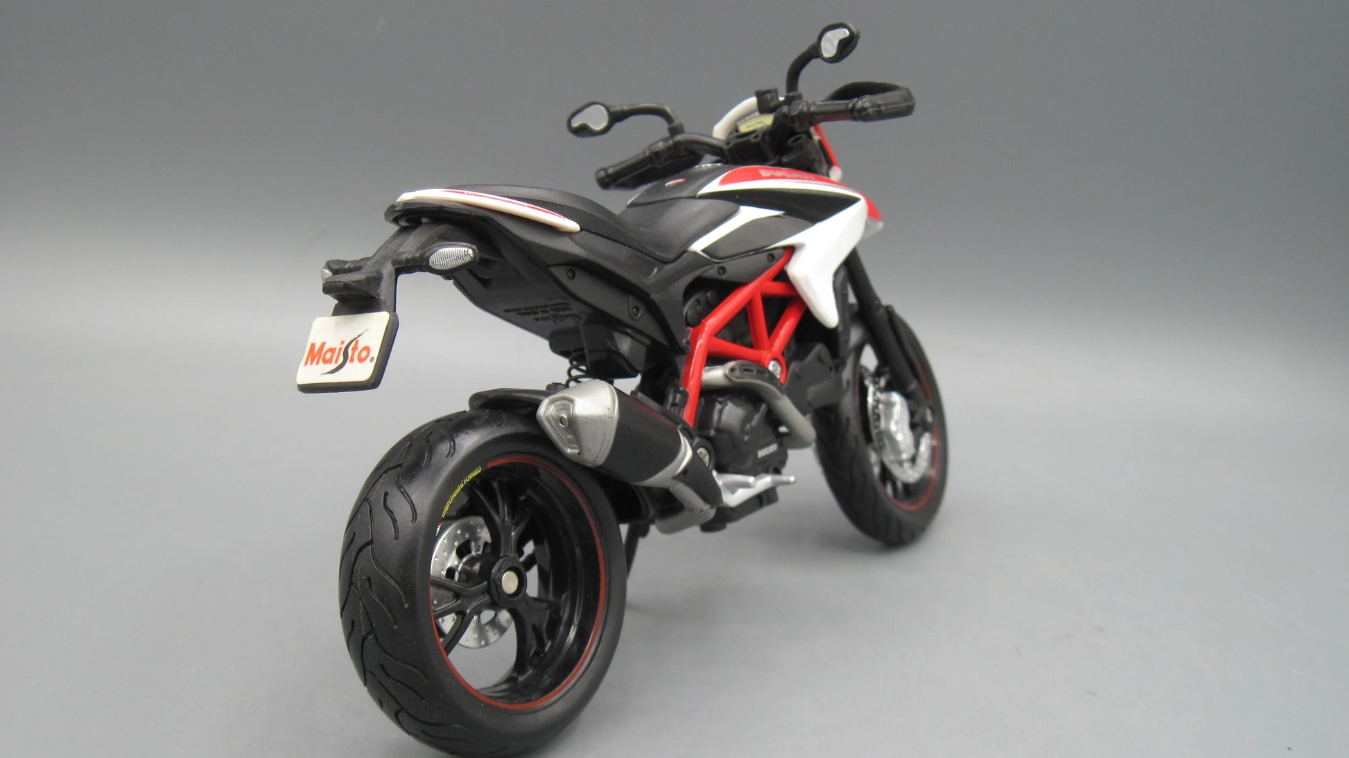 Maisto   Ducati hypermotard  White + Black