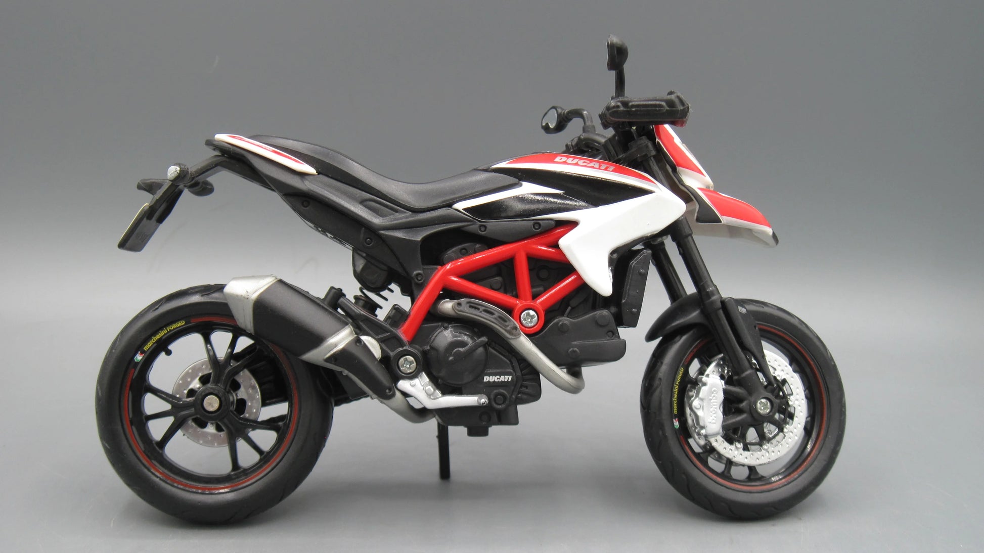 Maisto   Ducati hypermotard  White + Black