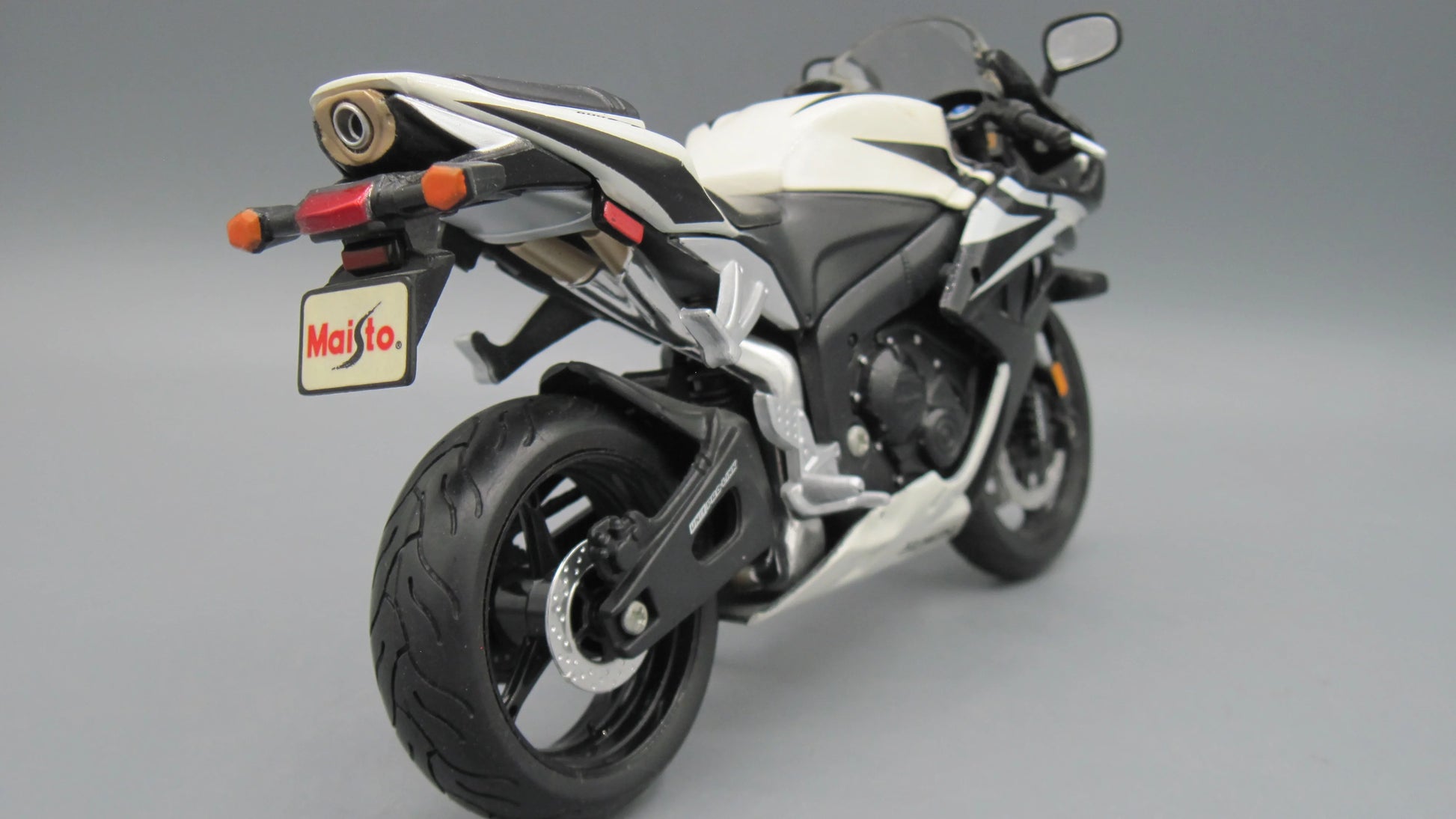 Maisto   Honda CBR 1000RR   White + Black