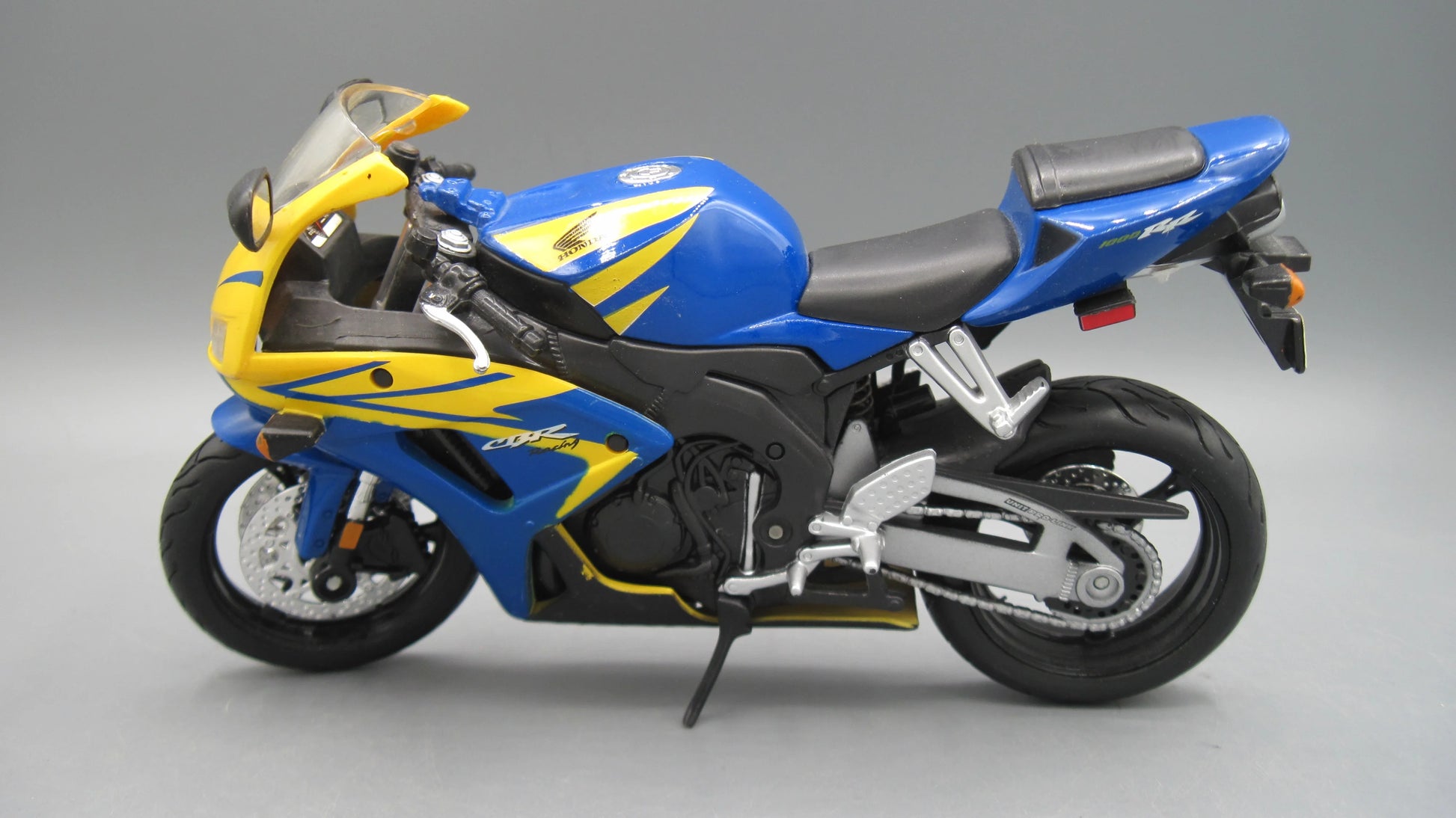Maisto   Honda CBR 1000RR Yoshimura  Blue + Yellow