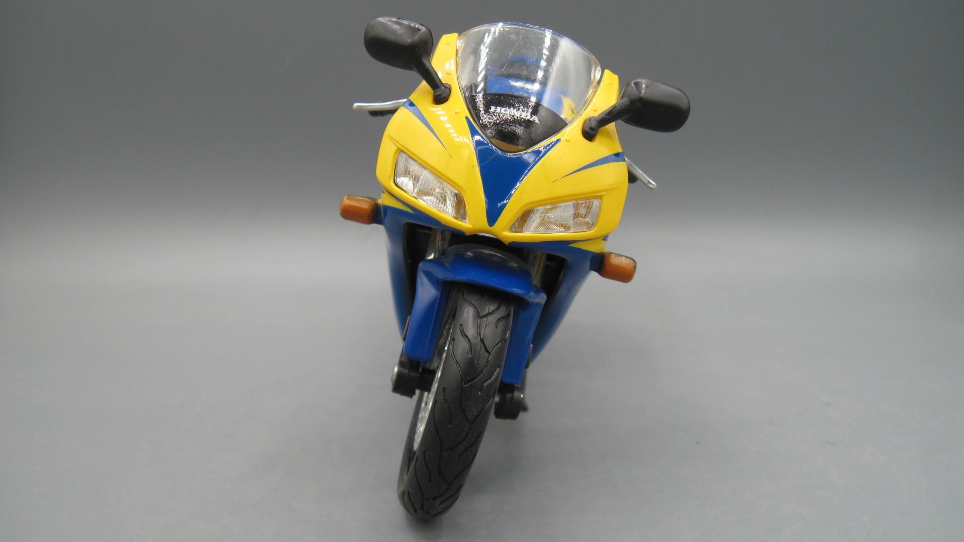 Maisto   Honda CBR 1000RR Yoshimura  Blue + Yellow