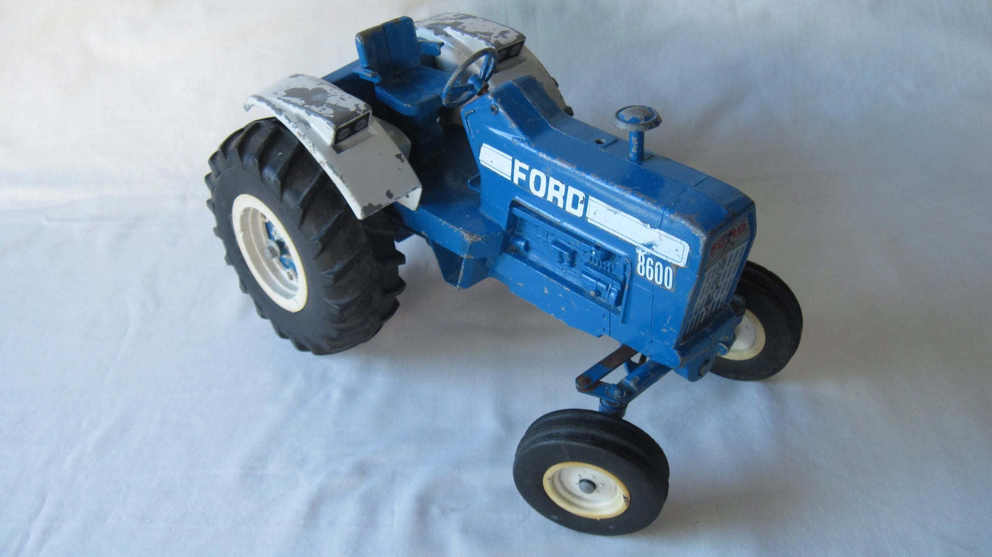 ERTL   Ford 8600  Blue
