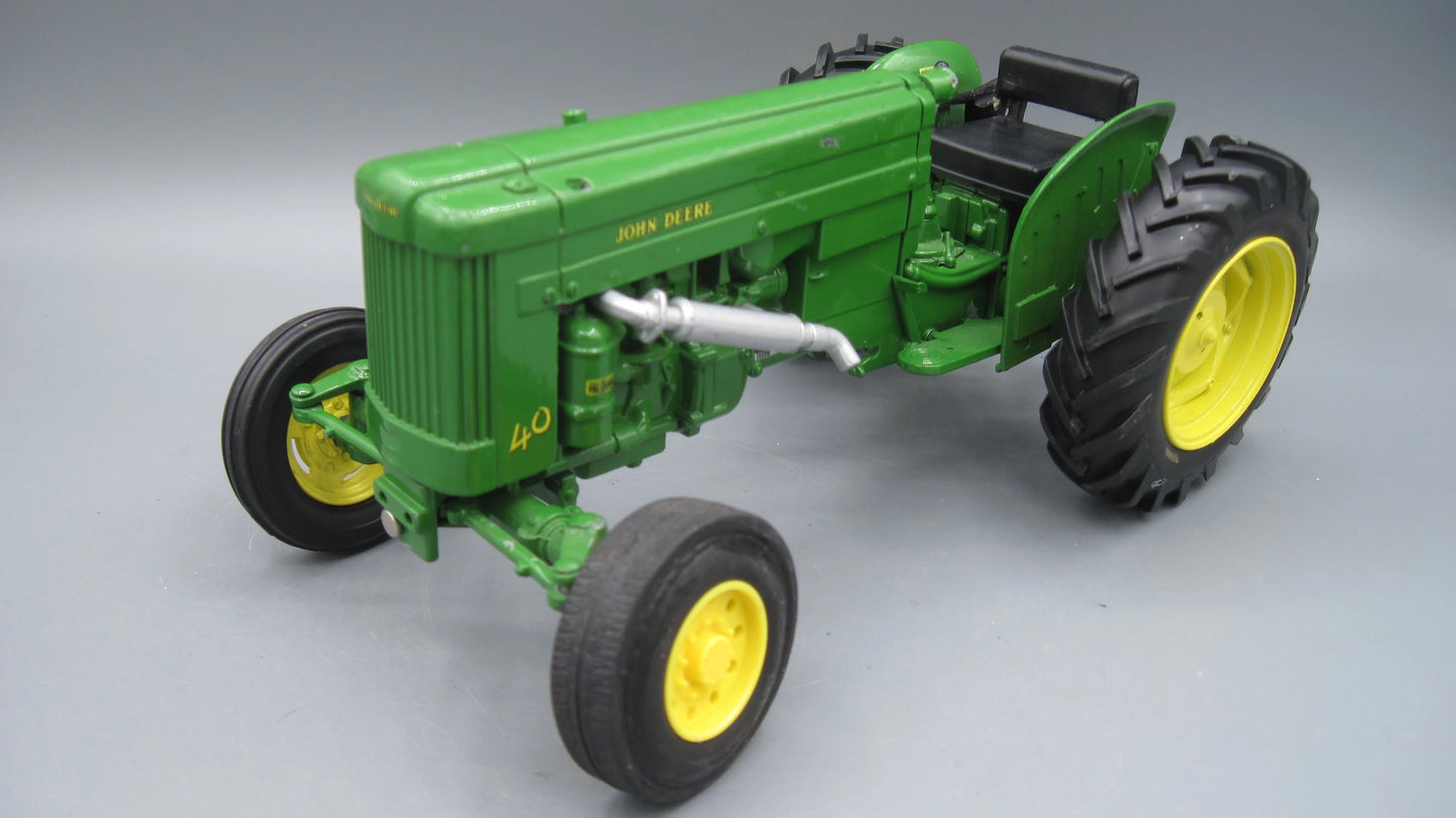 ERTL   John Deere 40 Tractor  Green