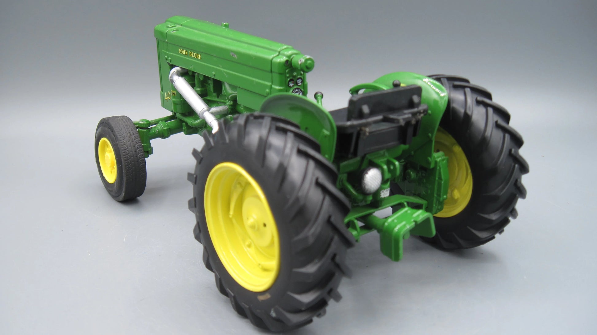 ERTL   John Deere 40 Tractor  Green