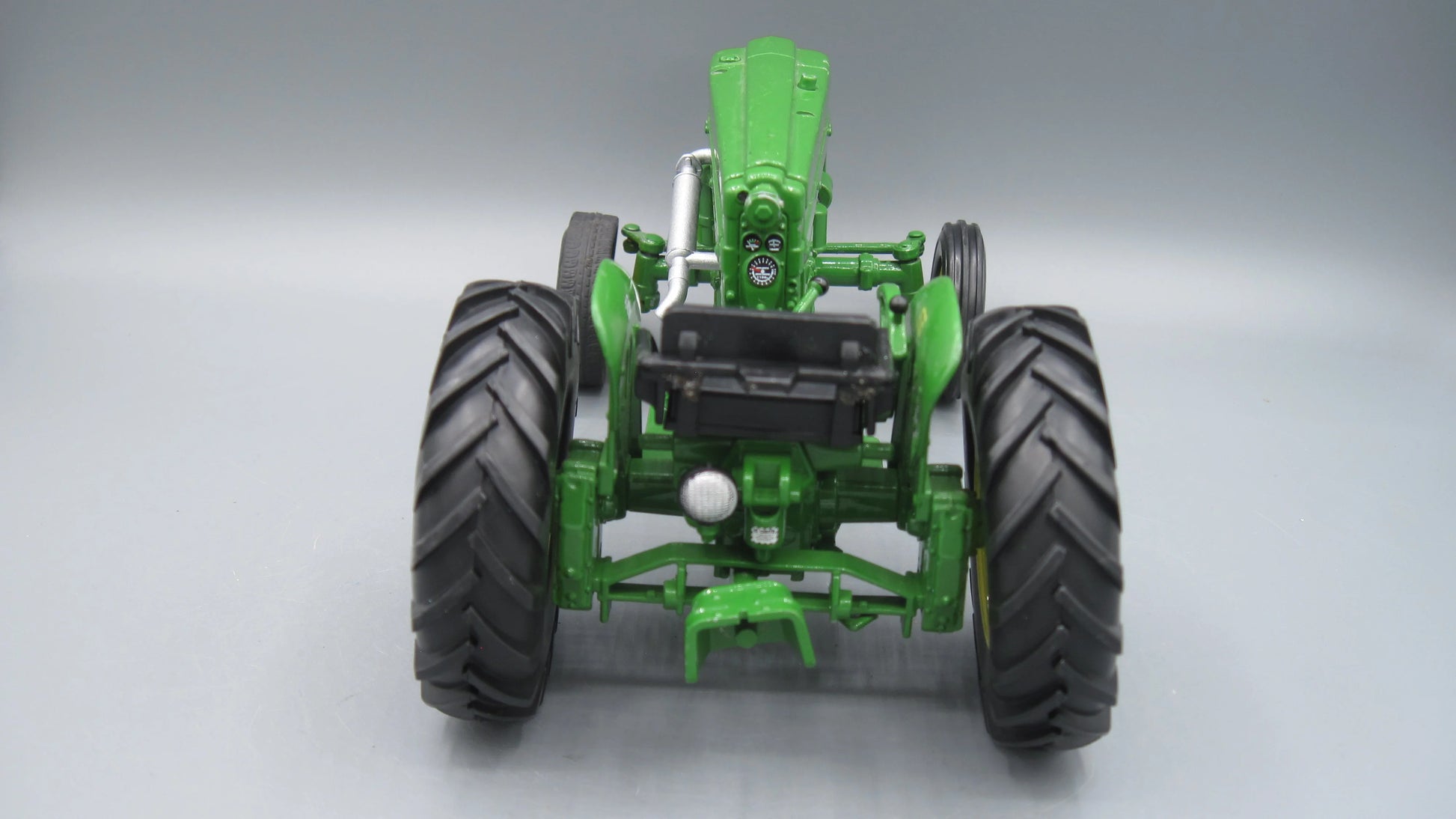 ERTL   John Deere 40 Tractor  Green