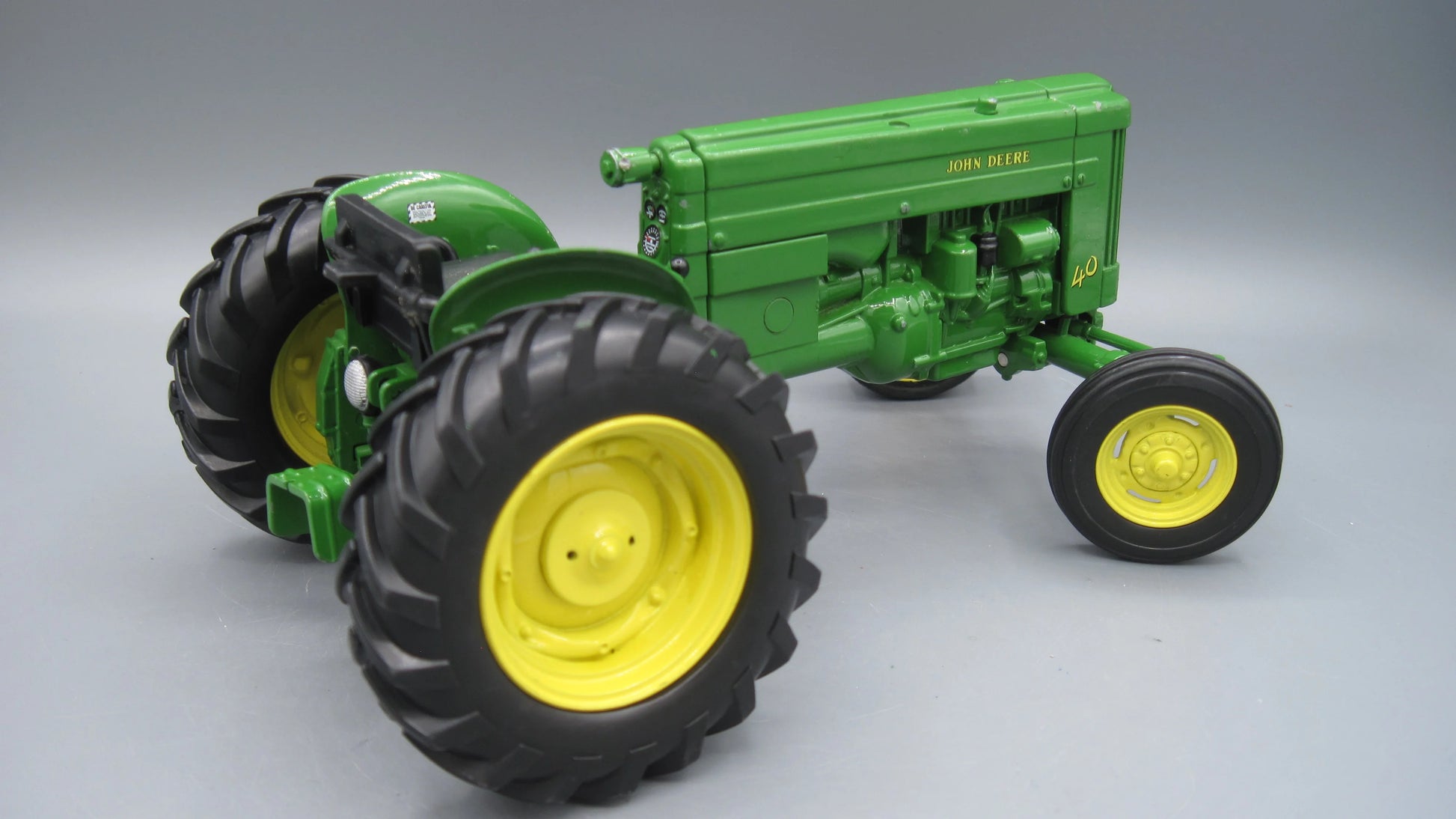 ERTL   John Deere 40 Tractor  Green