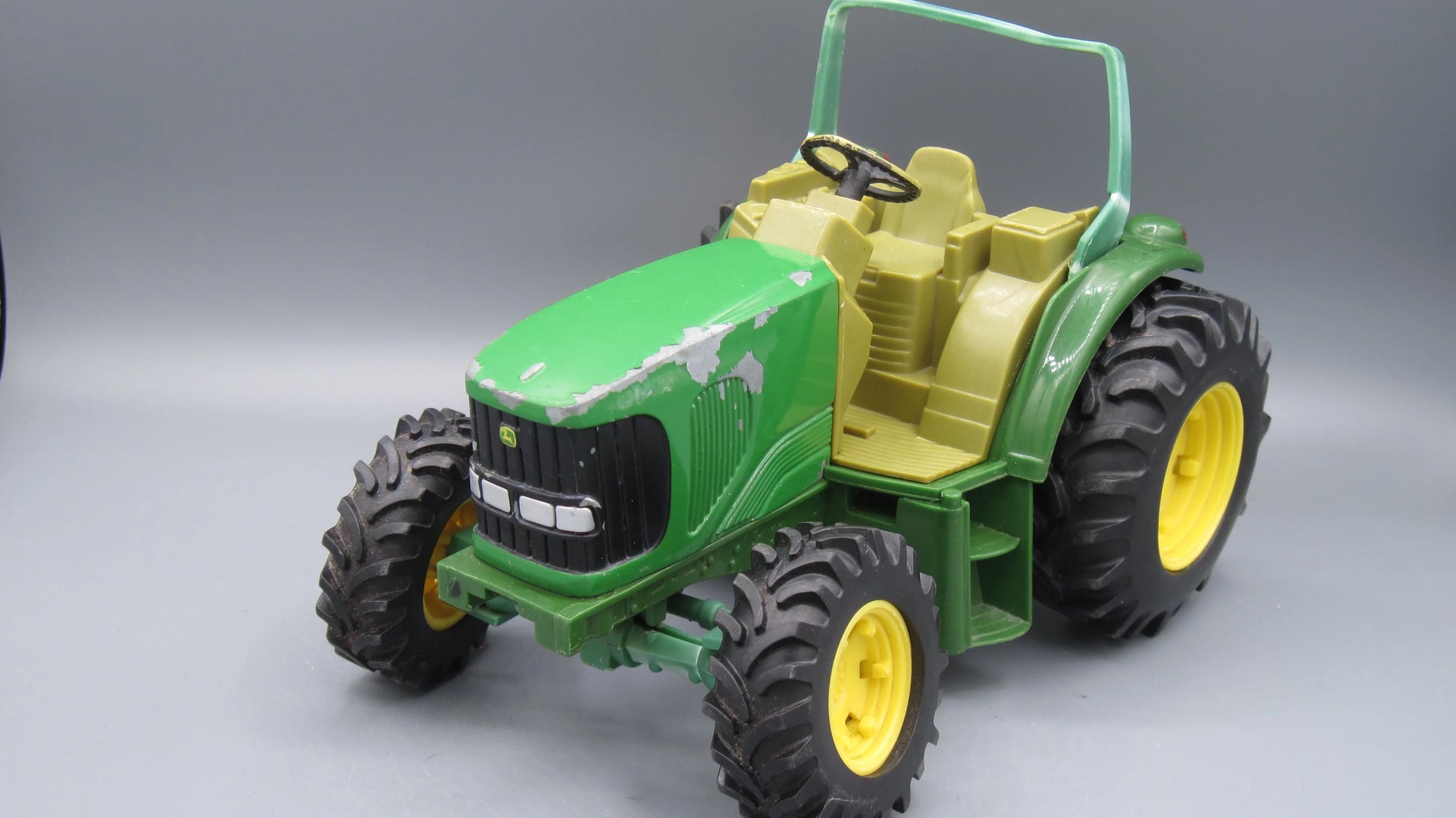 ERTL   John Deere Tractor  Green