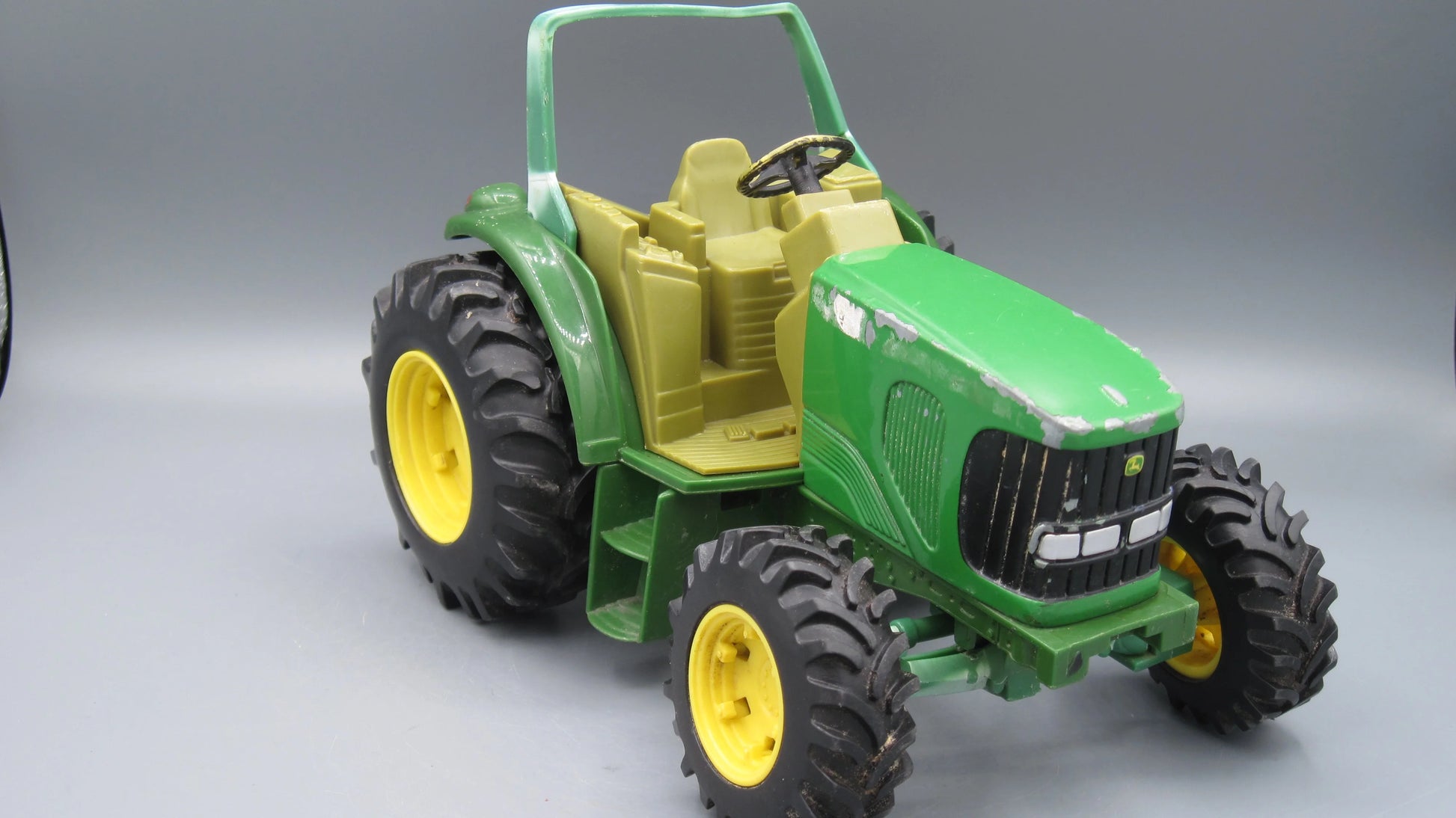 ERTL   John Deere Tractor  Green
