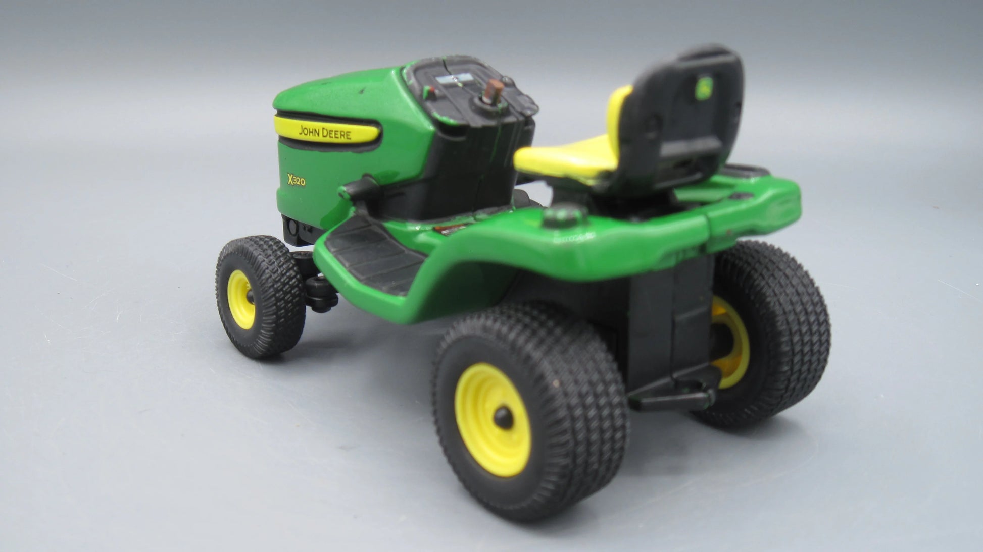 ERTL   John Deere X320 Lawn Mower Tractor  Green
