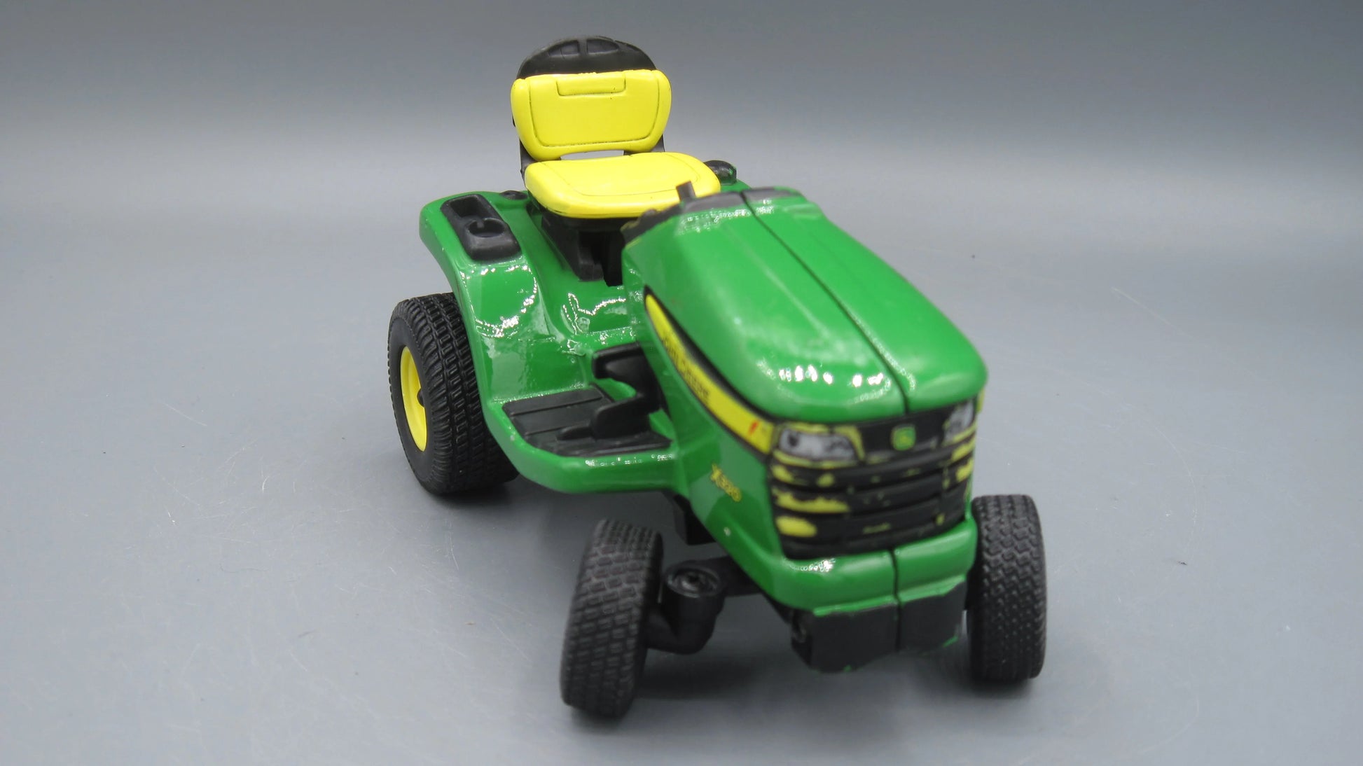 ERTL   John Deere X320 Lawn Mower Tractor  Green