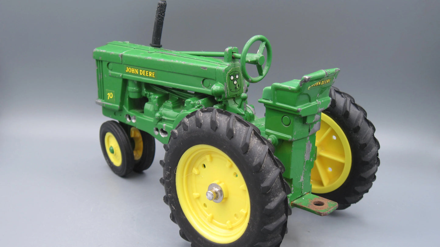 ERTL   John Deere 70 Tractor  Green