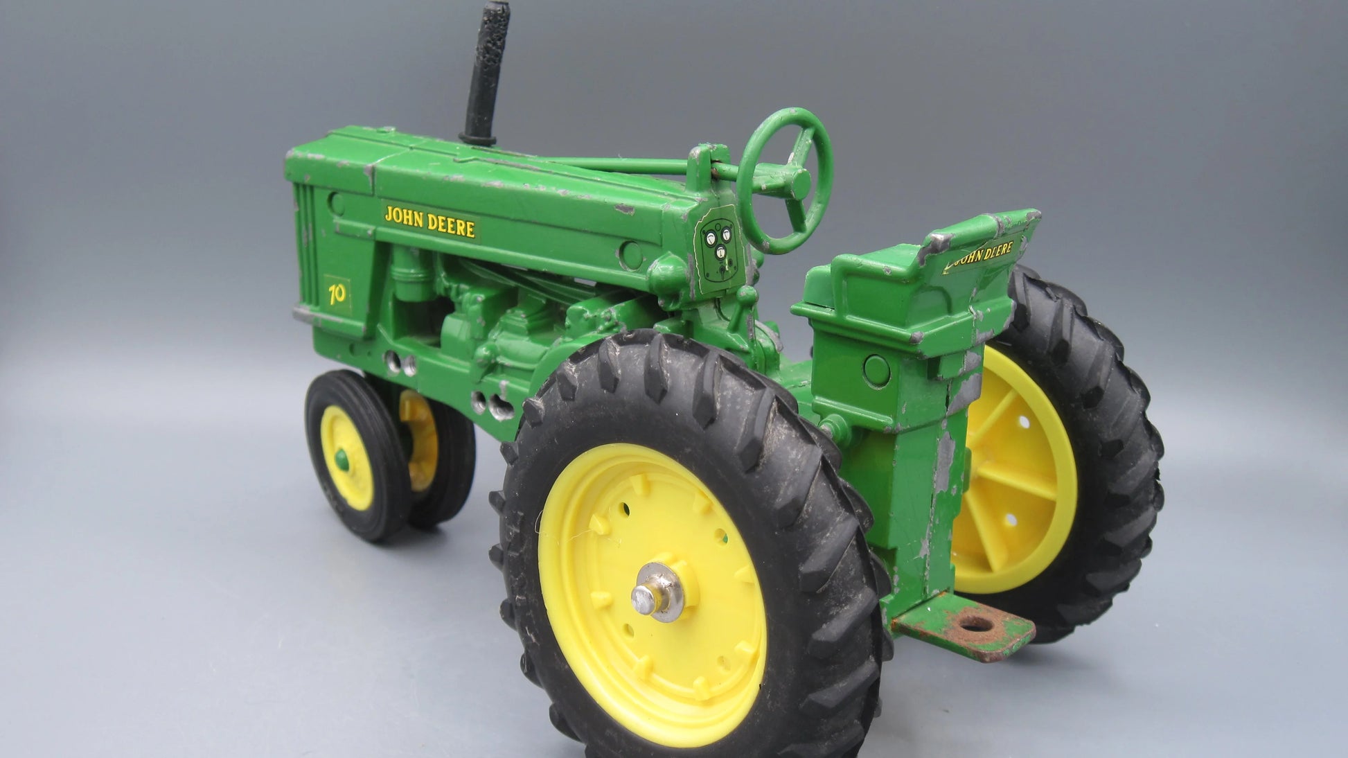 ERTL   John Deere 70 Tractor  Green