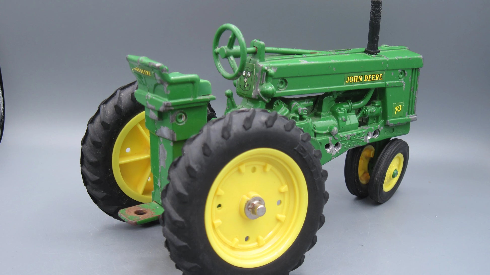ERTL   John Deere 70 Tractor  Green