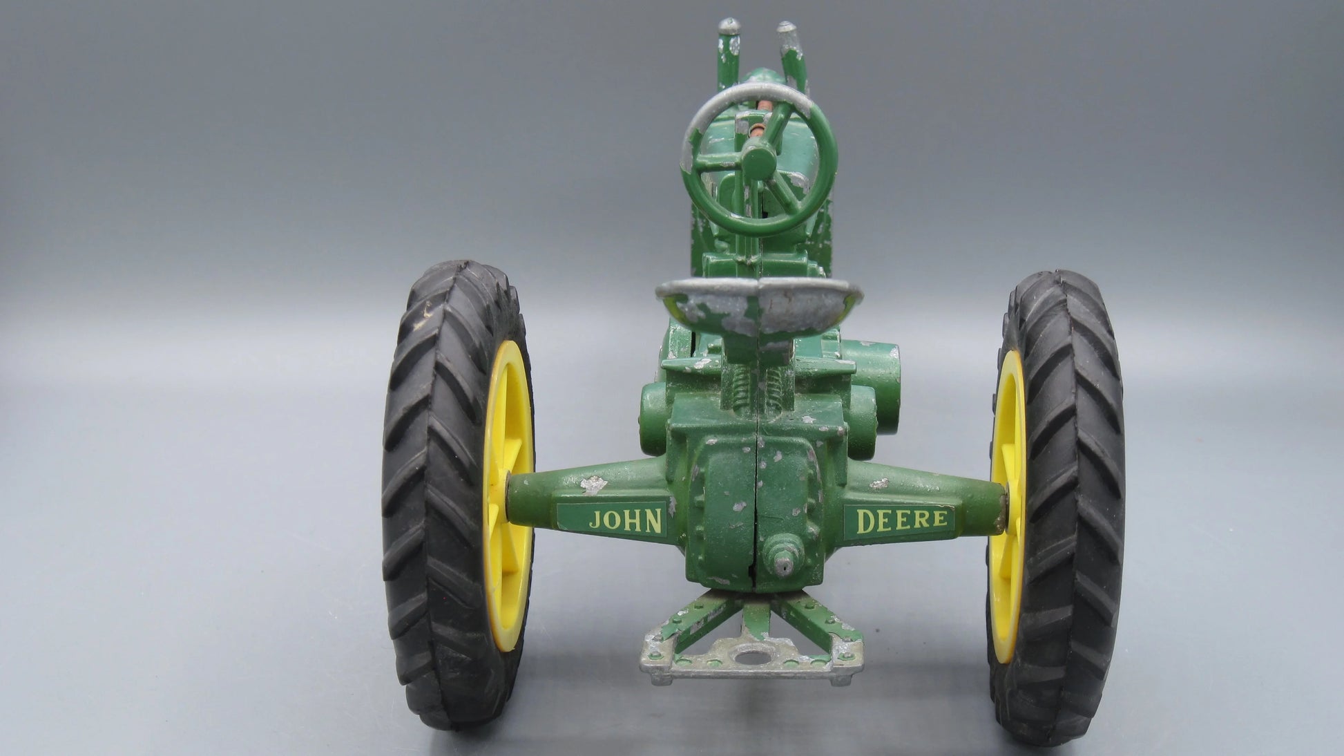 ERTL   John Deere Model G Tractor  Green