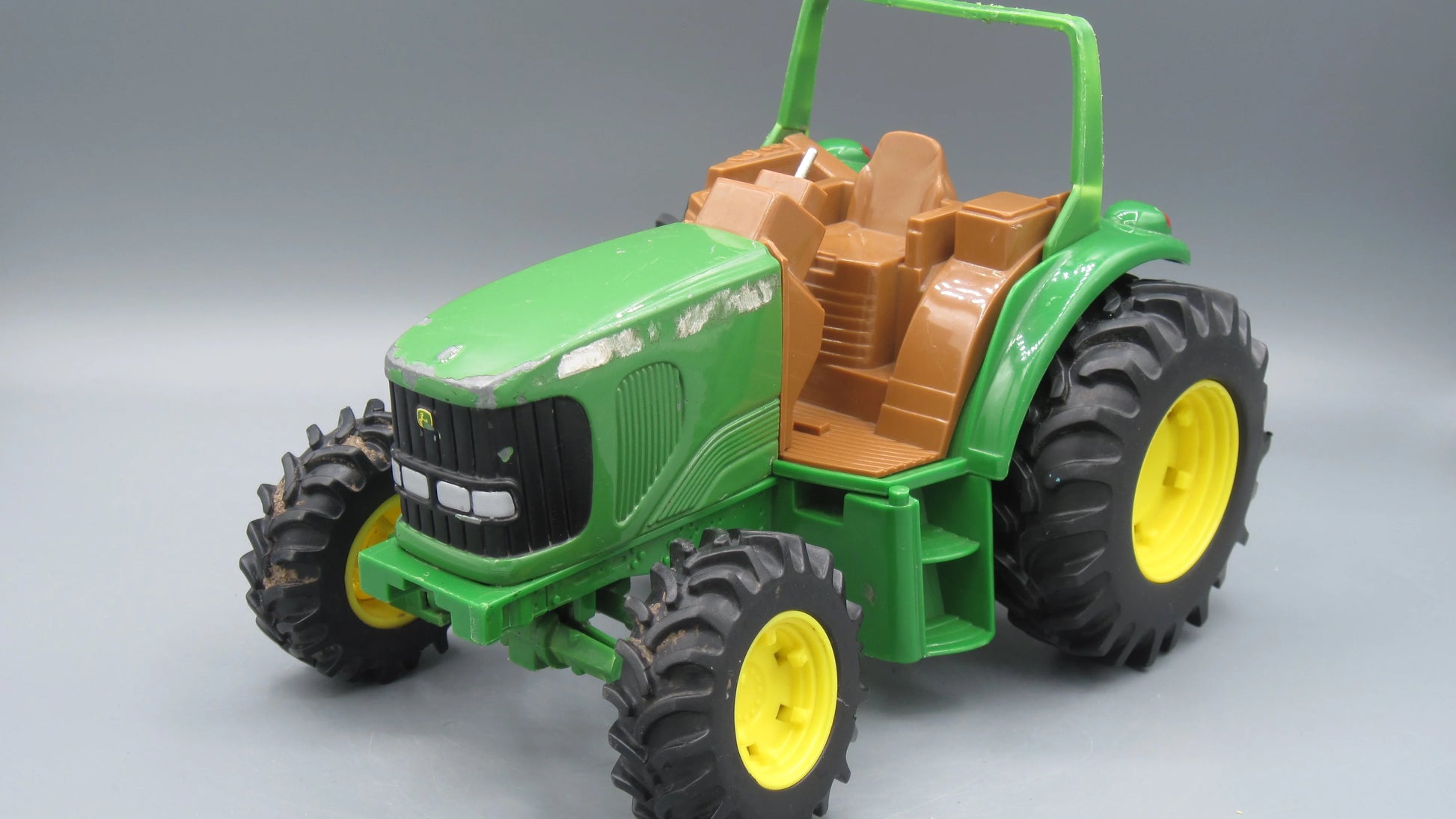 ERTL   John Deere Tractor  Green