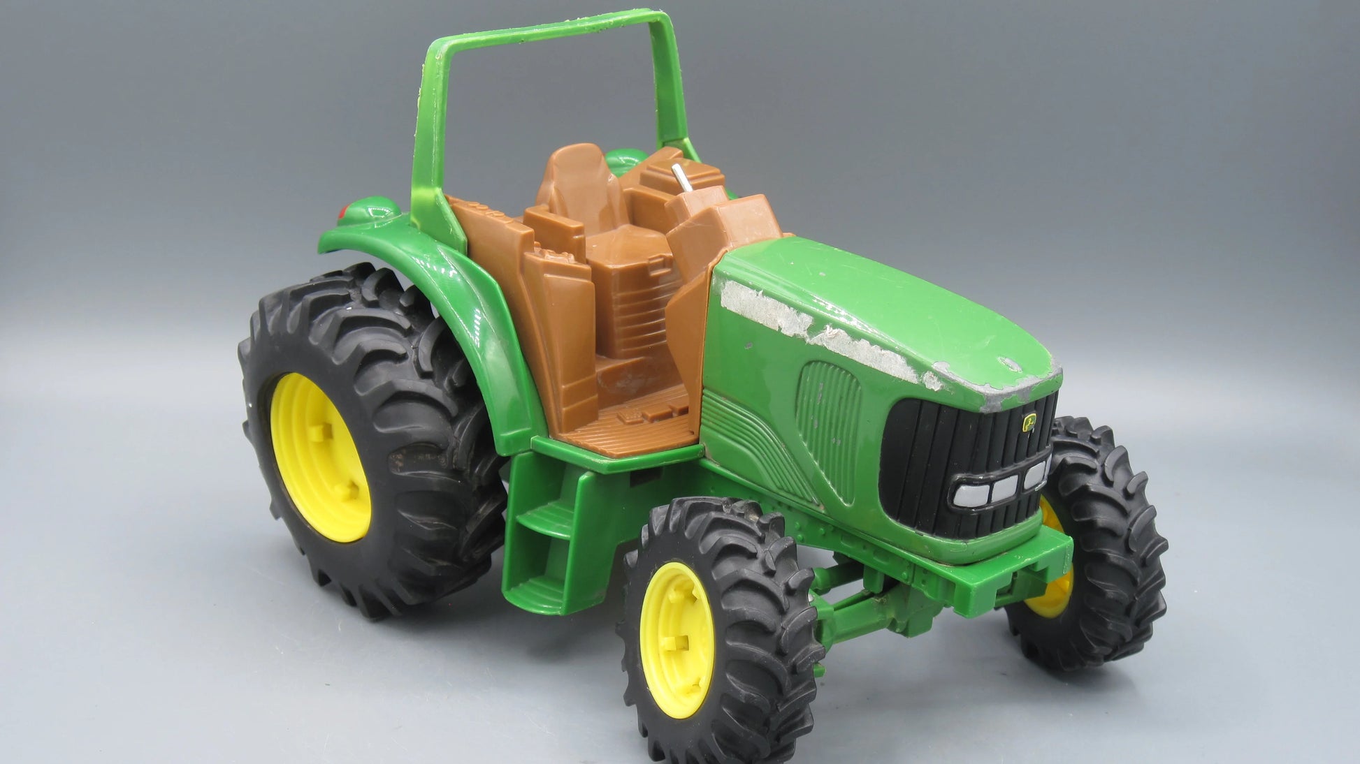 ERTL   John Deere Tractor  Green