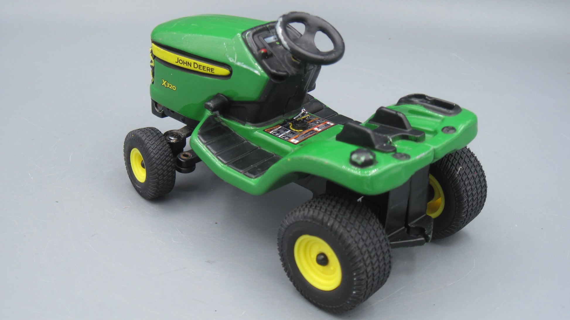 ERTL   John Deere X320 Lawn Mower Tractor  Green