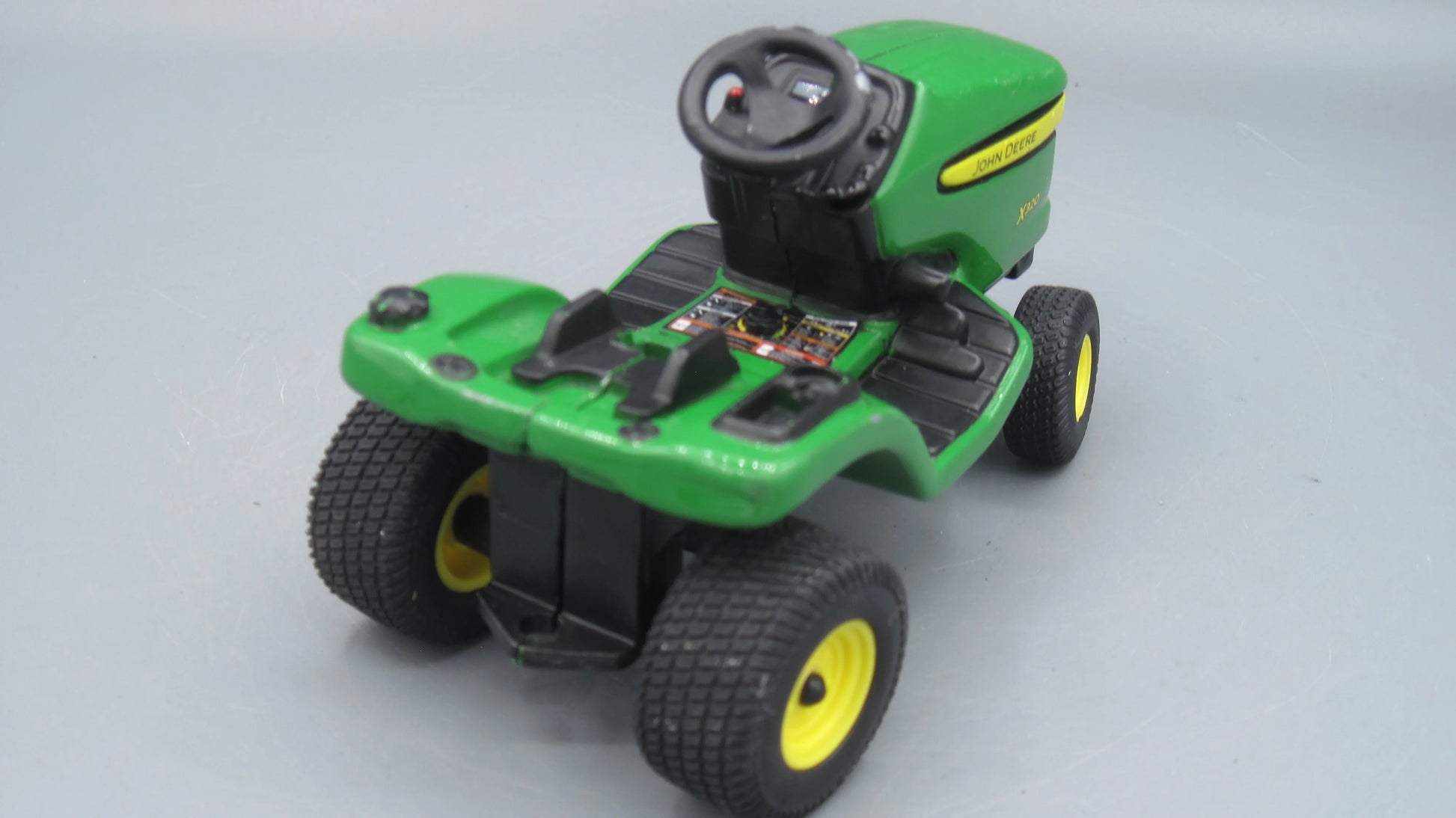 ERTL   John Deere X320 Lawn Mower Tractor  Green