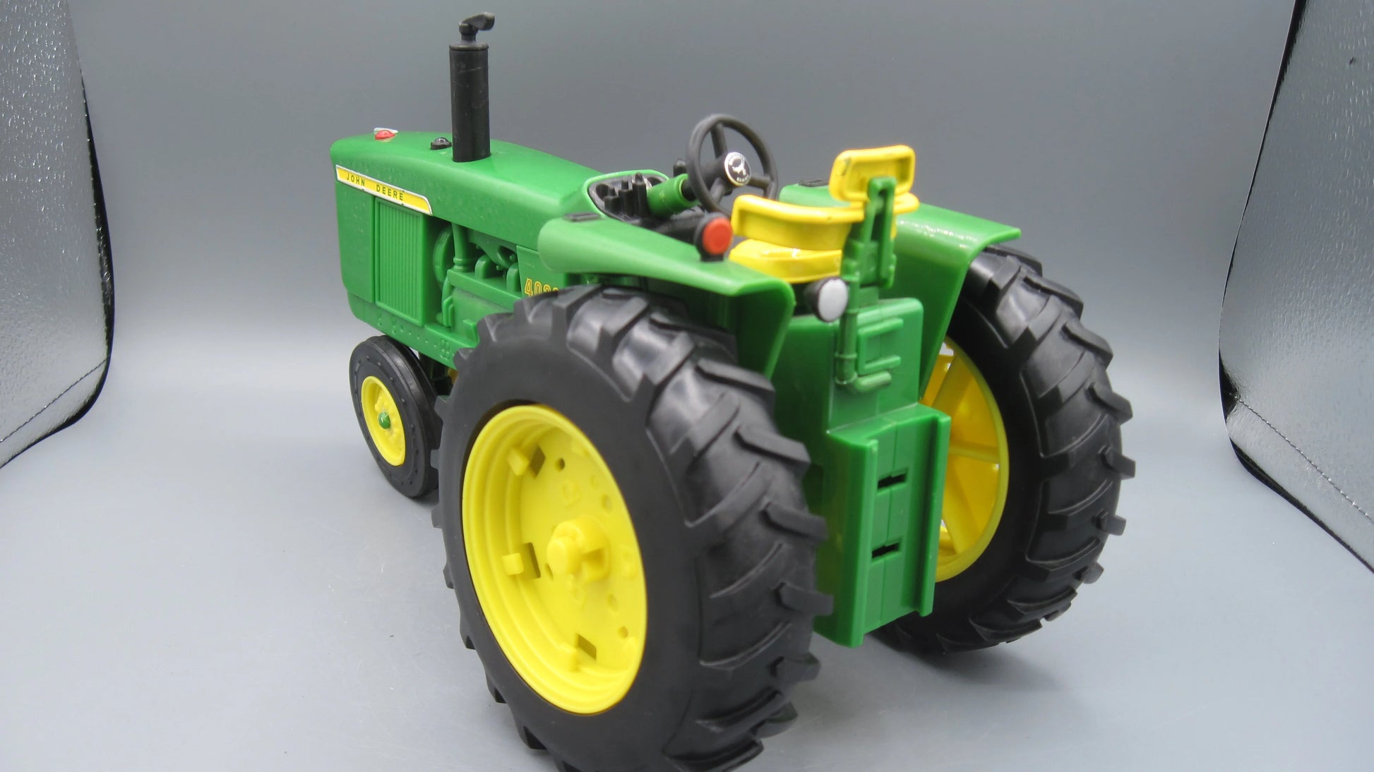 ERTL   John Deere 4020 Diesel  Green