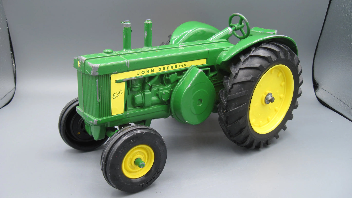 ERTL   John Deere 820  Green