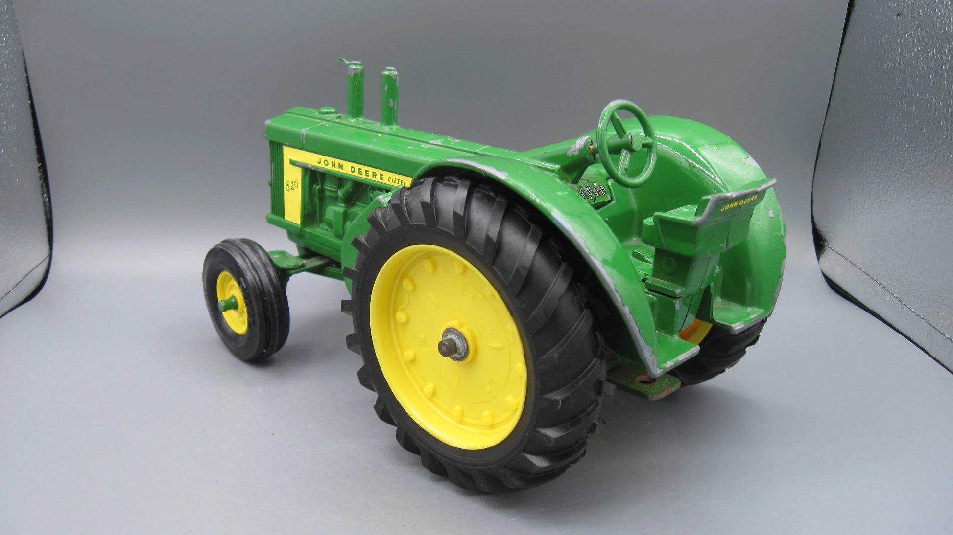 ERTL   John Deere 820  Green