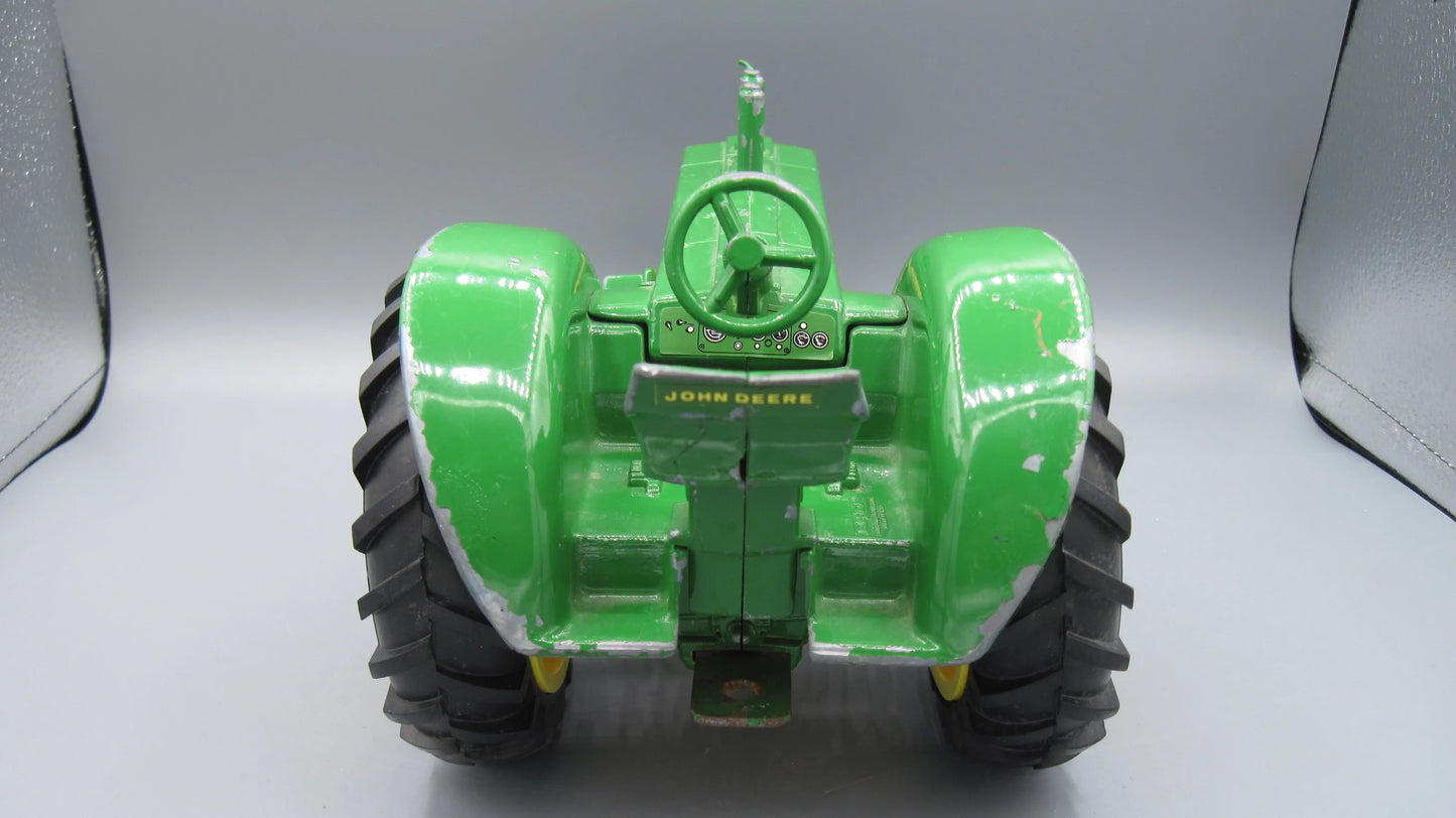 ERTL   John Deere 820  Green
