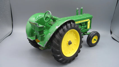 ERTL   John Deere 820  Green