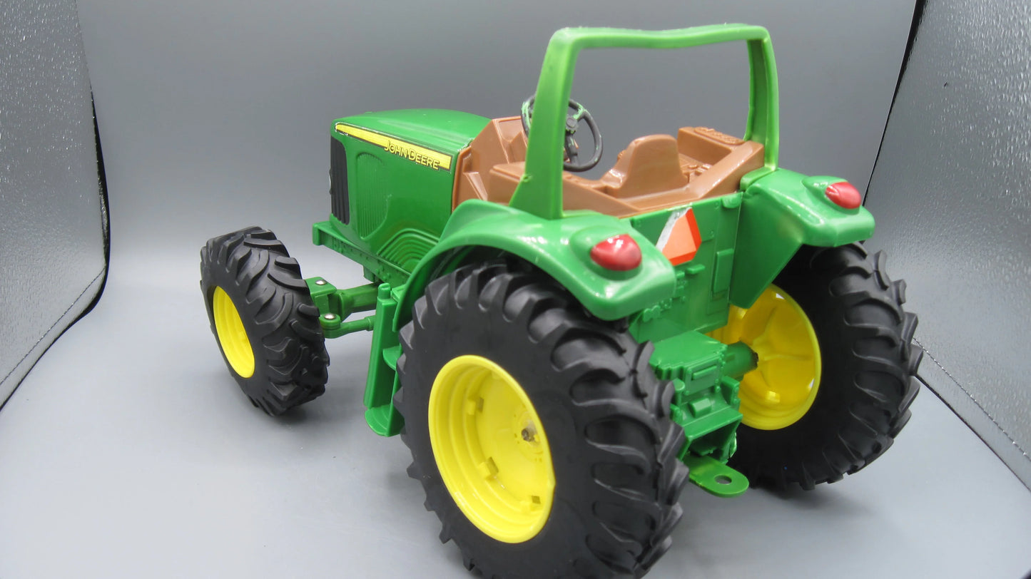 ERTL   John Deere Farm Tractor  Green