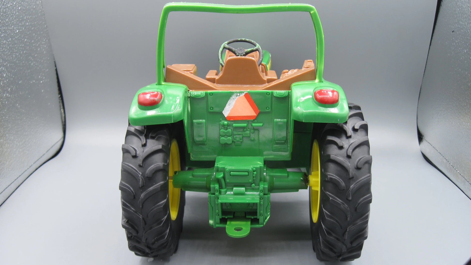 ERTL   John Deere Farm Tractor  Green