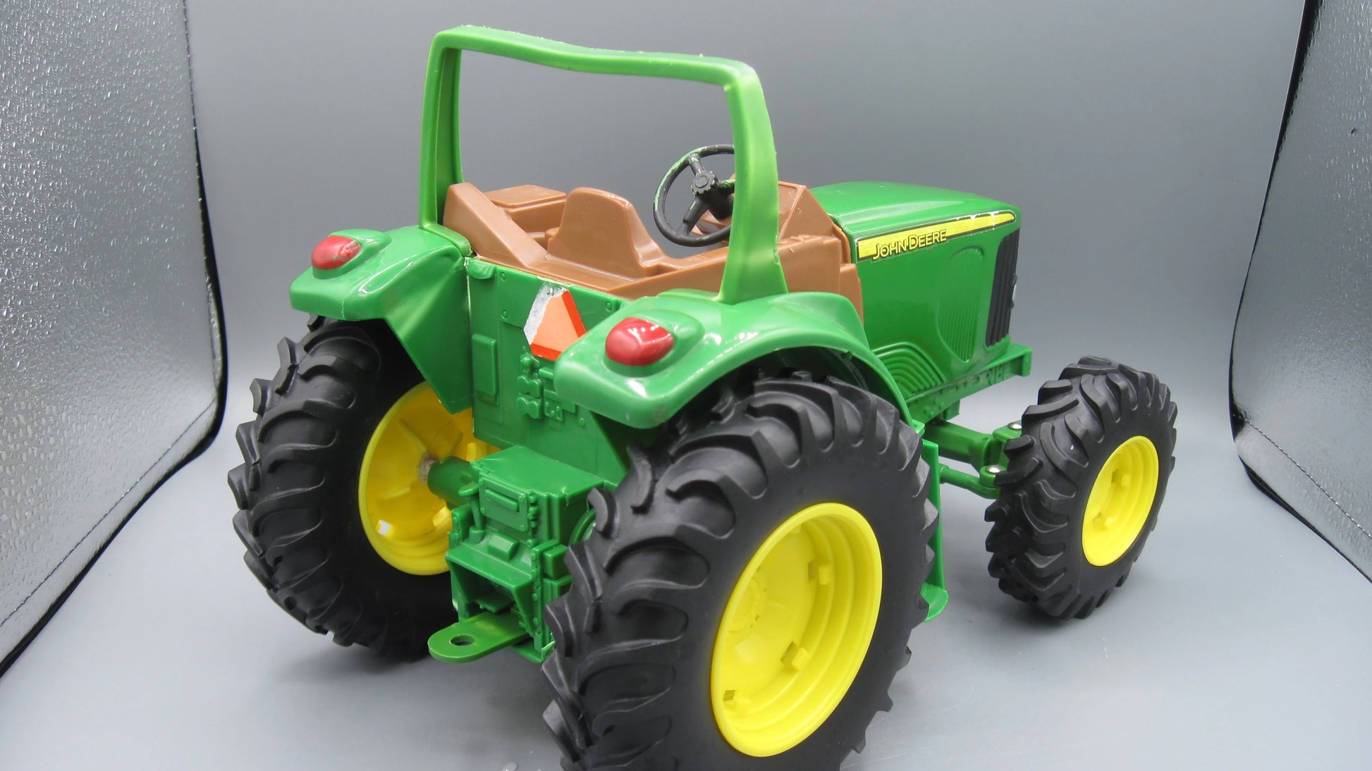 ERTL   John Deere Farm Tractor  Green