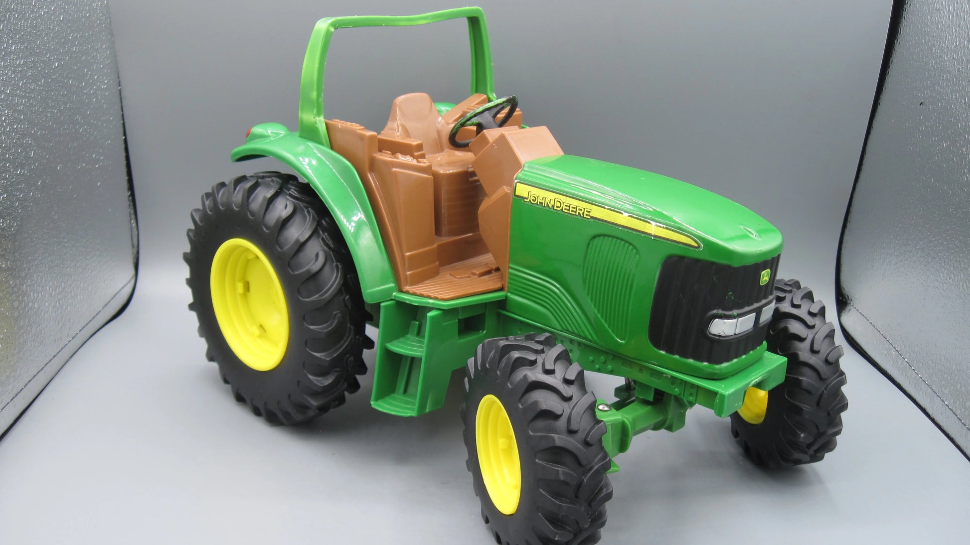 ERTL   John Deere Farm Tractor  Green
