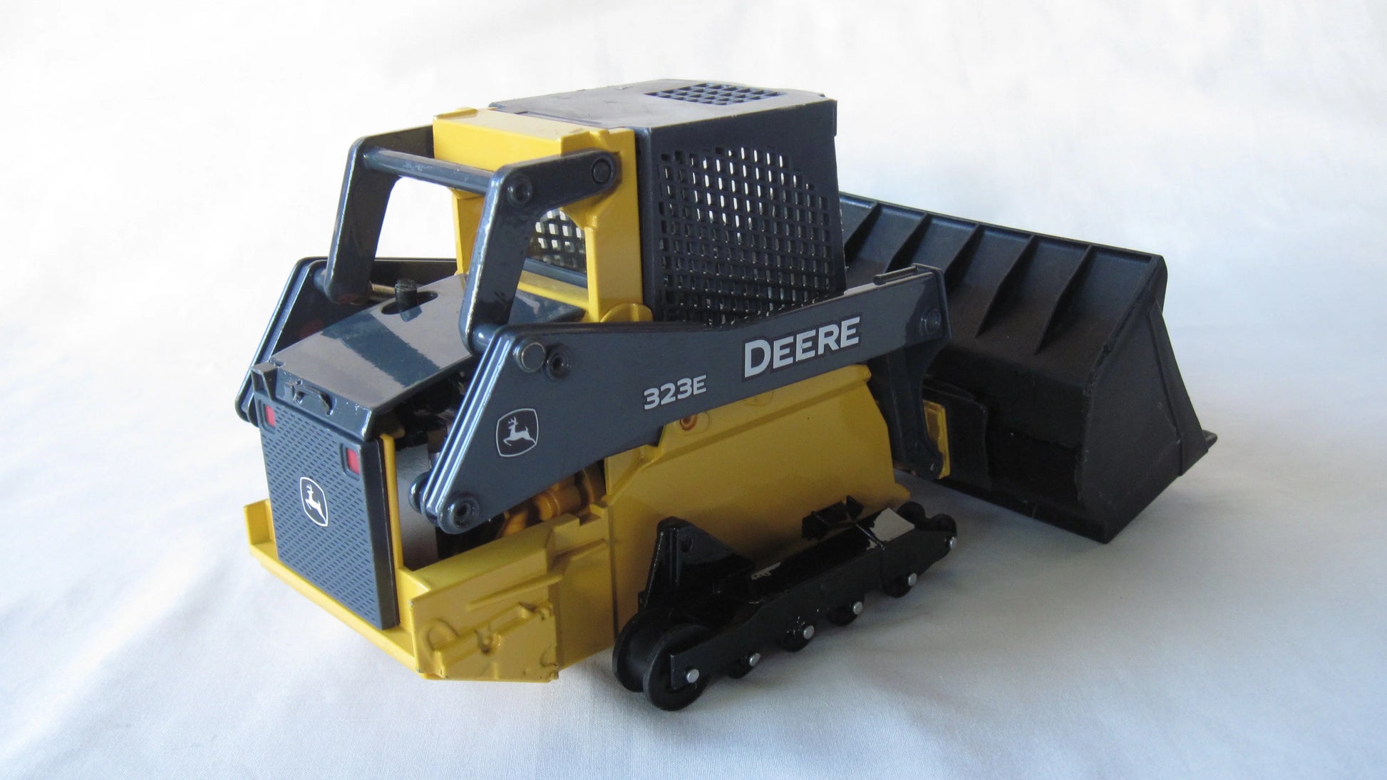 ERTL   John Deere 323 E   Yellow