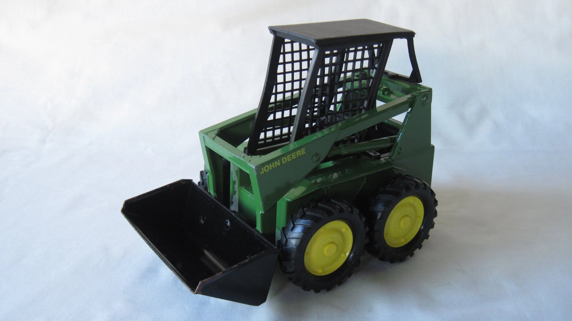 ERTL   John Deere Skid Steer Loader  Green